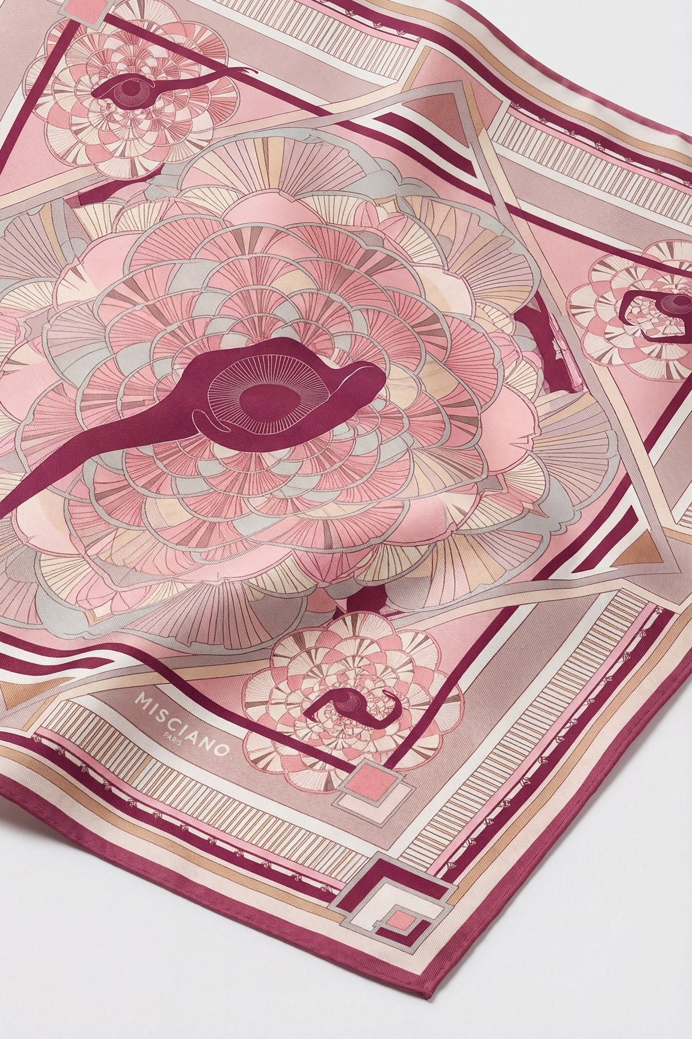 Close-up on the silk twill 90 Danse des Poudres, elegant details and vibrant colors, chic accessory for an evening look.