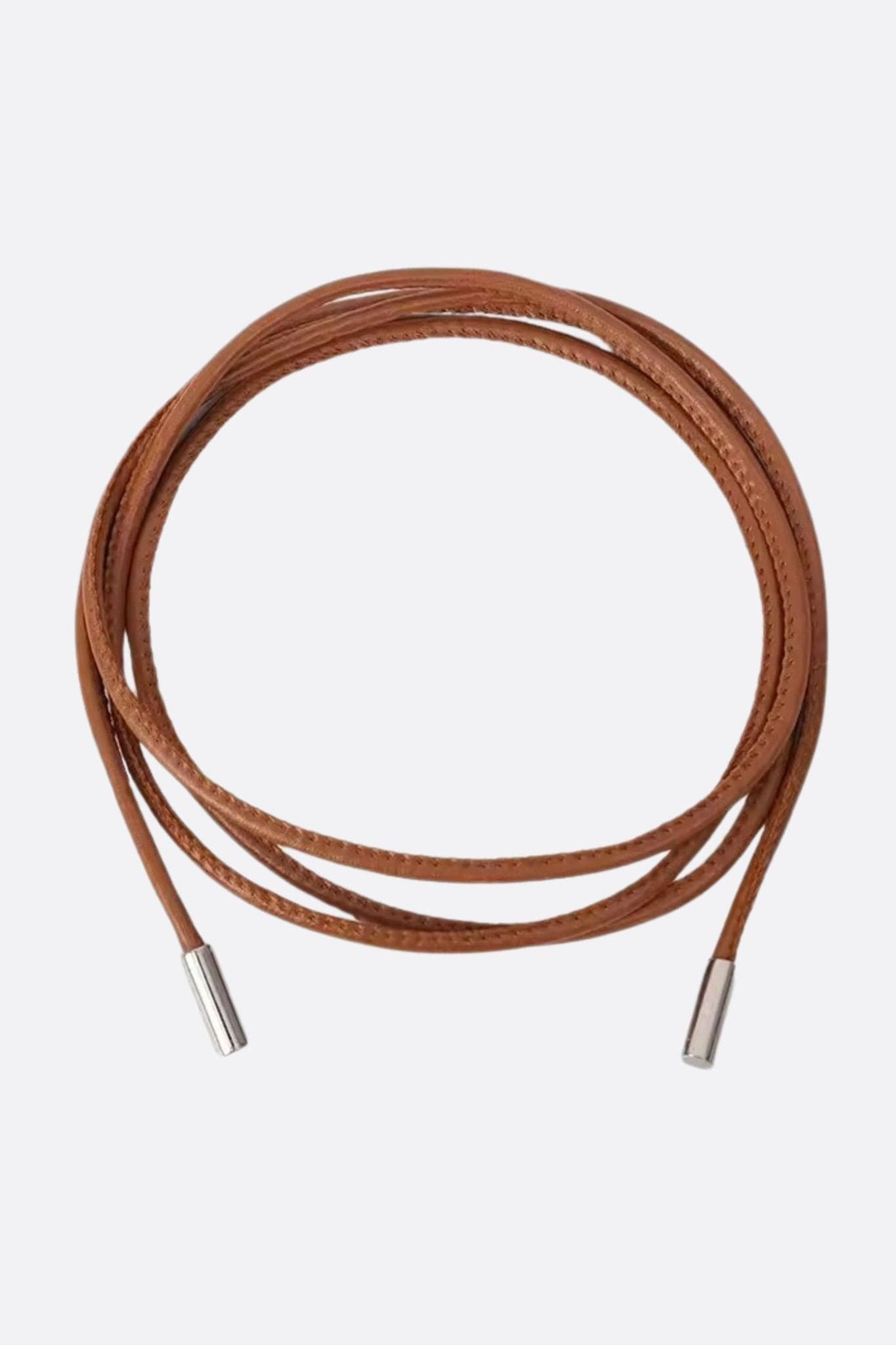 Cintura in corda marrone con dettagli metallici argentati, ideale per aggiungere un tocco elegante a qualsiasi look...