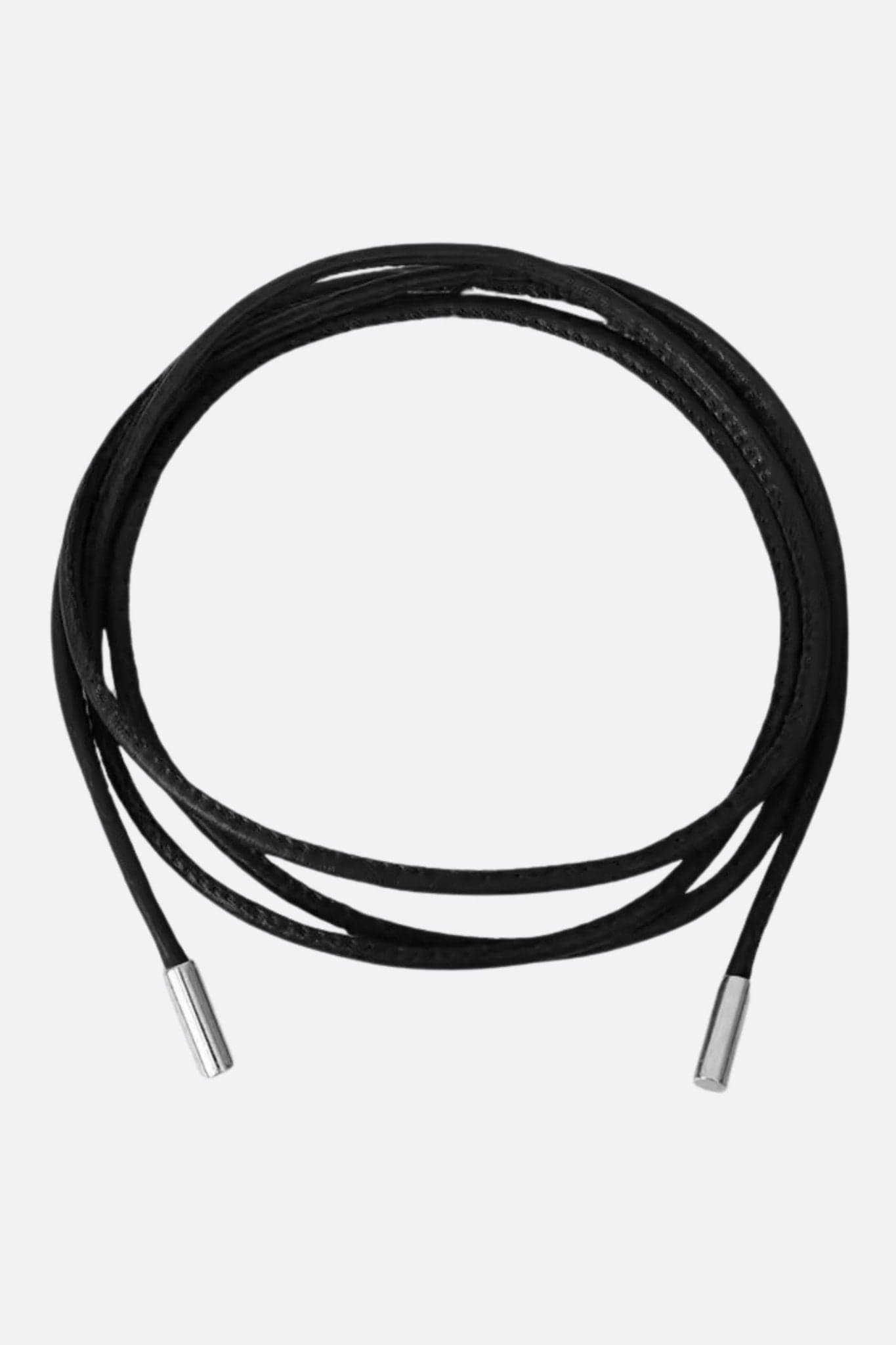 Elegante schwarze Kordelgürtel mit silbernen Metallenden, ideal für moderne Outfits und raffinierte Silhouetten.
