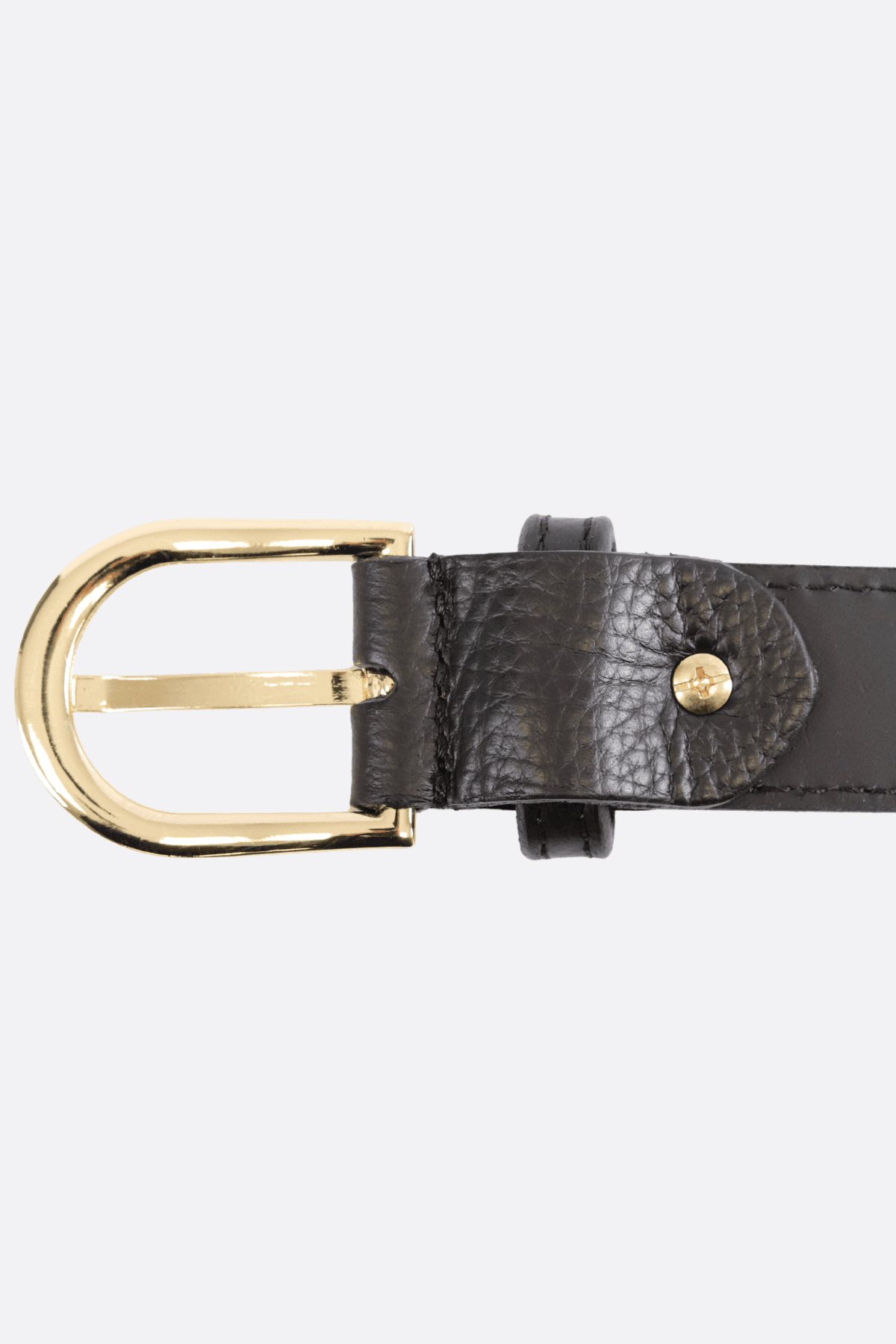 Zoom-Detail eines schwarzen Ledergürtels mit Körnung, handwerklich und elegant, ideal für einen raffinierten Alltagslook.