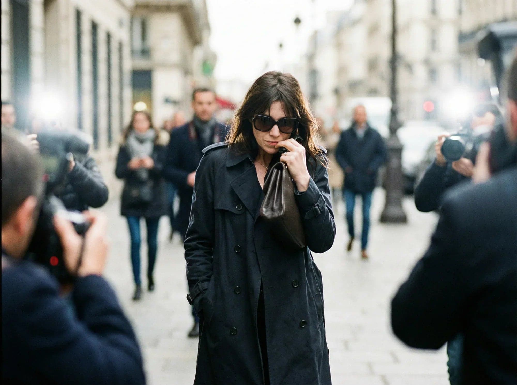 Tenue classique et intemporelle portée par Charlotte Gainsbourg pour une soirée élégante, inspiration Misciano