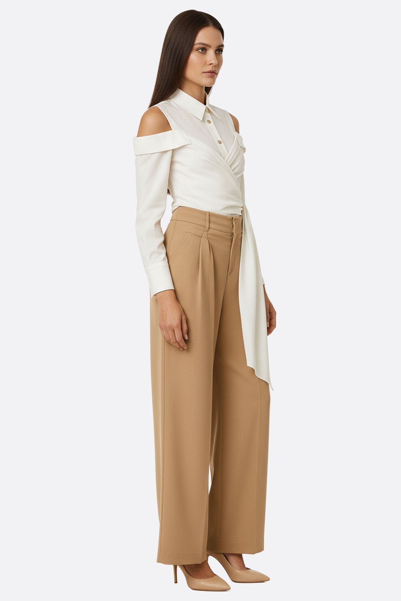 Ángulo cautivador de una camisa blanca de hombros descubiertos, con nudo drapeado, para una allure contemporánea chic