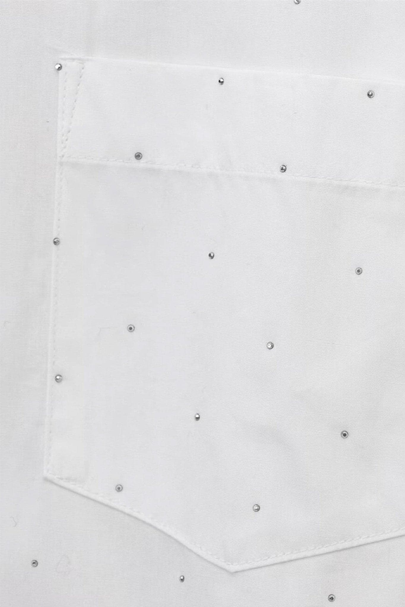 Zoom auf das weite weiße Hemd mit Strass, ein schickes und raffiniertes Stück, ideal für eine moderne und anspruchsvolle Ausstrahlung