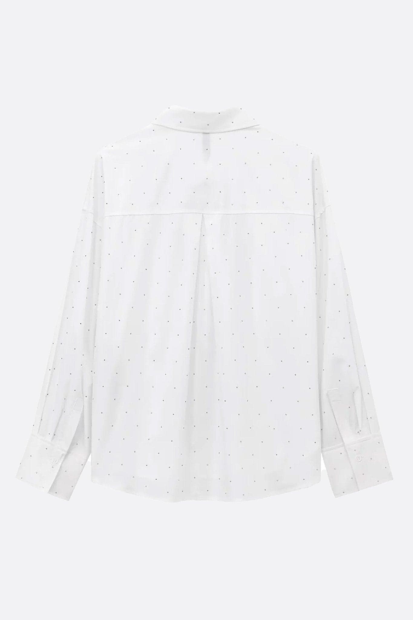 Detail des Oversize-weißen Twill-Hemds mit Strass, perfekt für elegante Abende oder einen schicken lässigen Stil