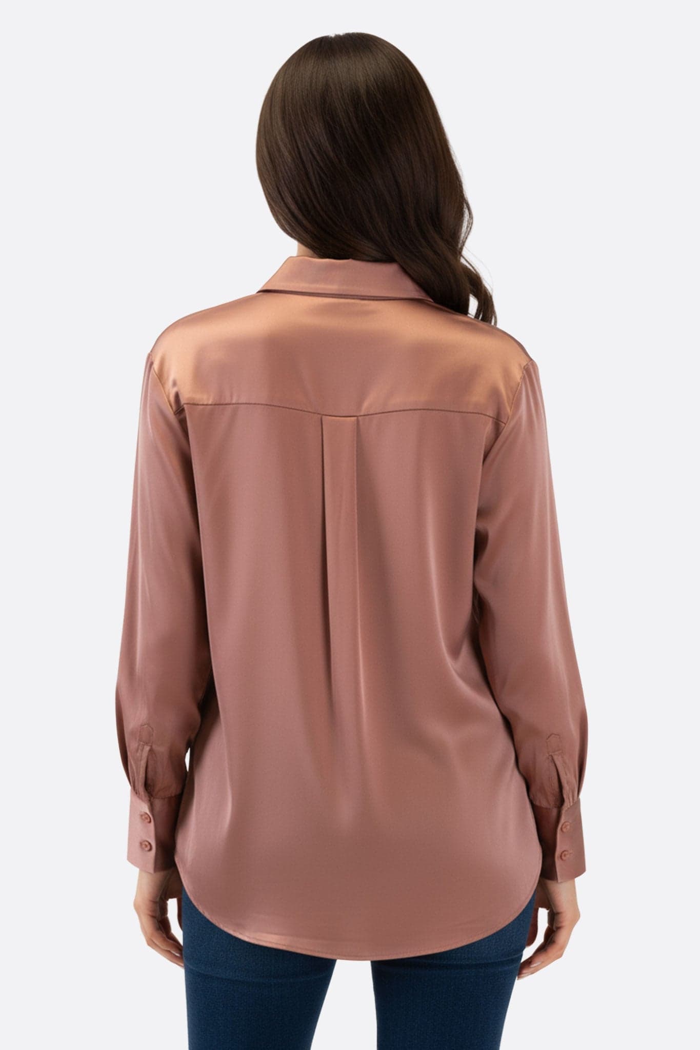 Dreiviertel-Perspektive des schicken Hemds in zartem Rosé-Satin, das seinen dezenten Glanz und fließenden Fall enthüllt.