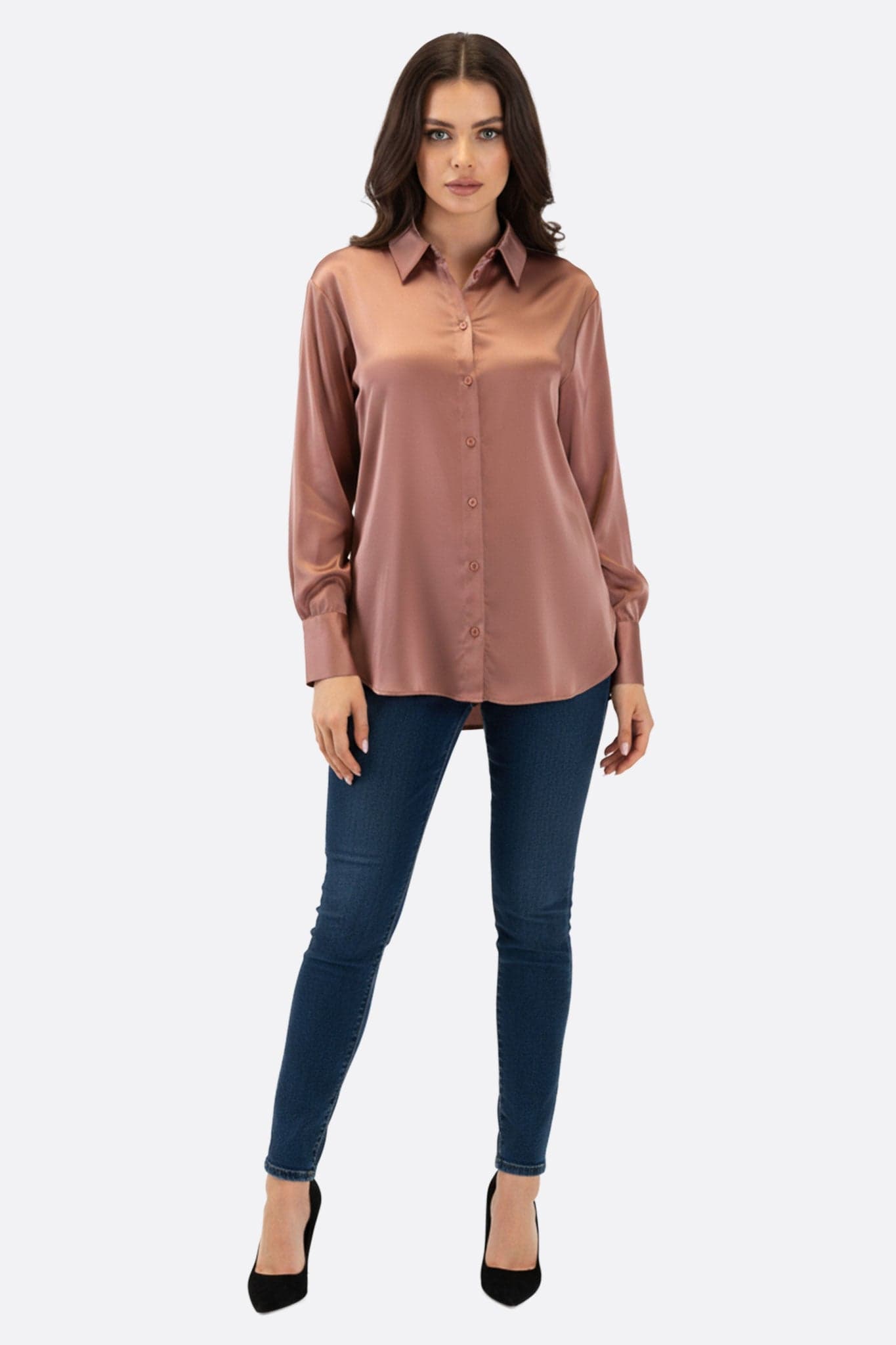 Nahaufnahme des Rückens des Hemds in zartem Rosé-Satin, das seine glatte Textur und seinen eleganten Stil für einen modernen Look enthüllt.