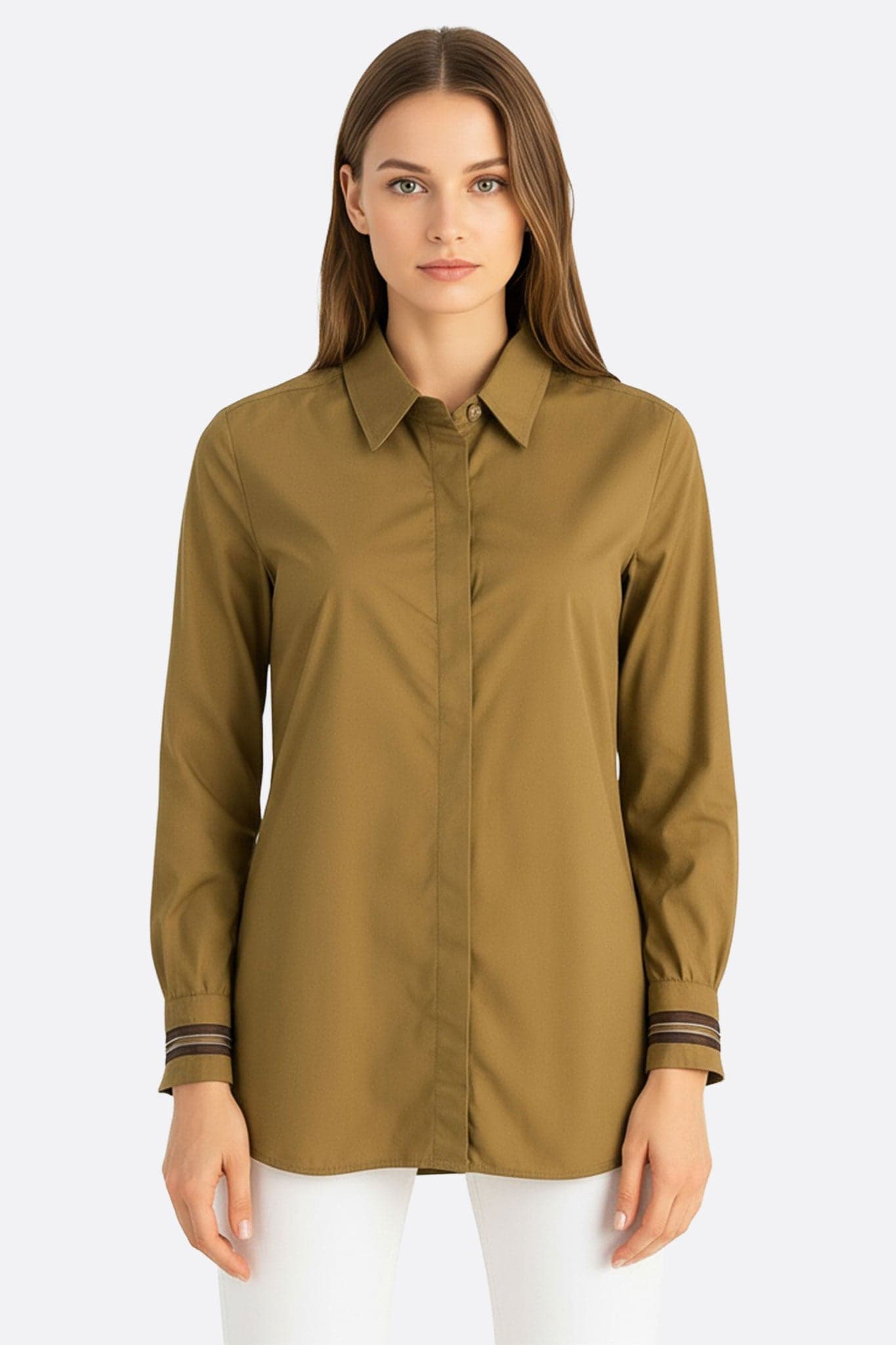 Elegante taillierte Damenbluse aus weichem Baumwollmaterial in khakifarben, ideal für den Alltag oder besondere Anlässe.
