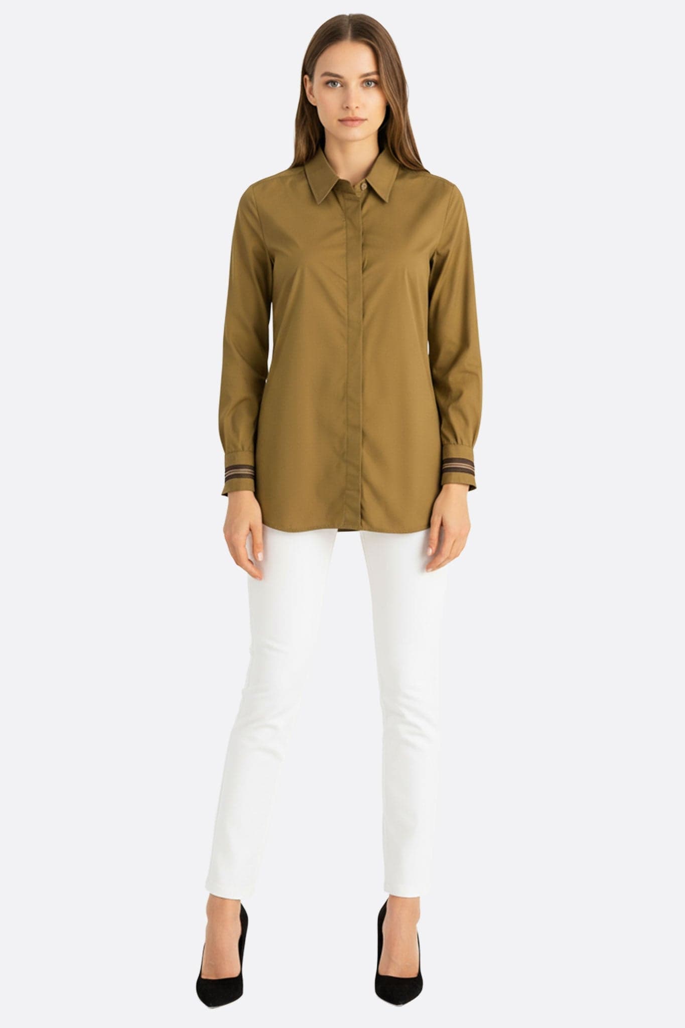 Camicia kaki sartoriale in cotone morbido, vista tre quarti che rivela una silhouette elegante, perfetta per un look raffinato in ufficio.