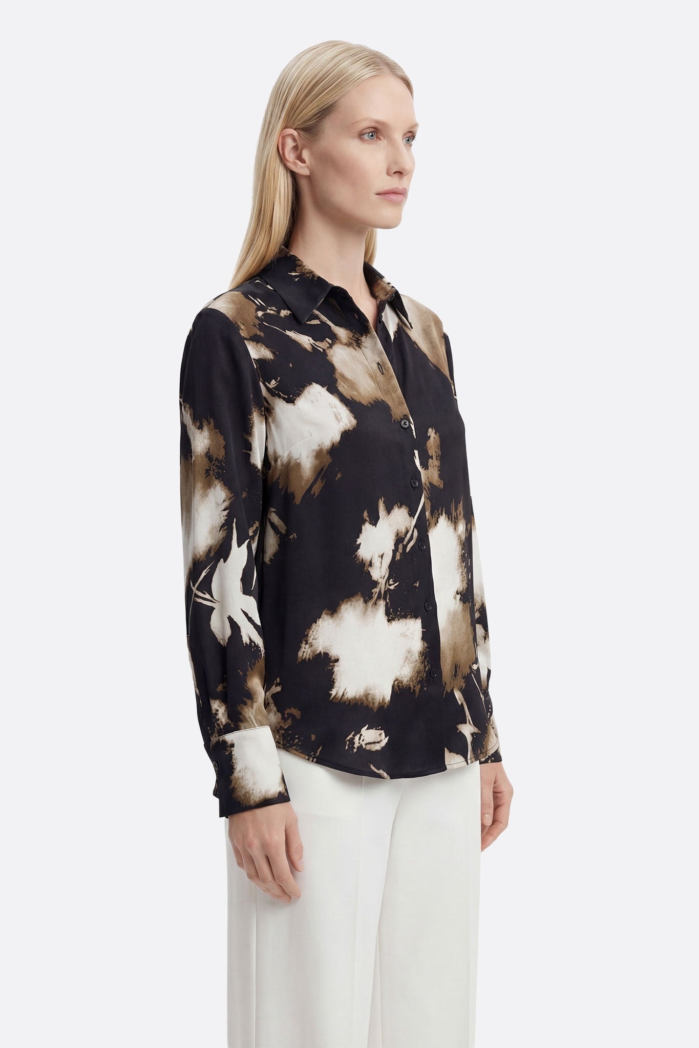 Primo piano della stampa astratta beige della camicia fluida nera in viscosa, una scelta elegante per completare un look di alta...