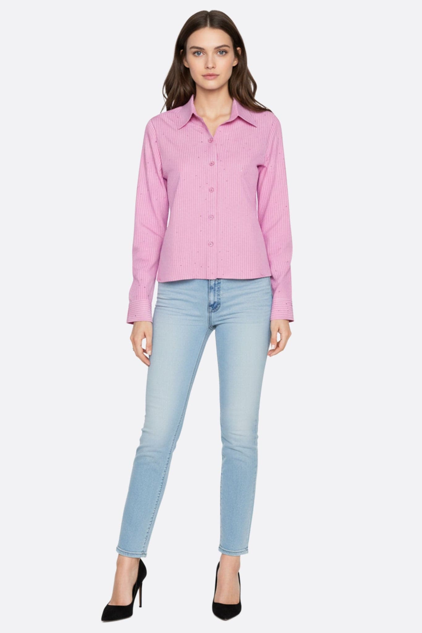 Prospettiva 3/4 della camicia rosa a righe sottili, impreziosita da strass per un'eleganza raffinata nelle uscite.