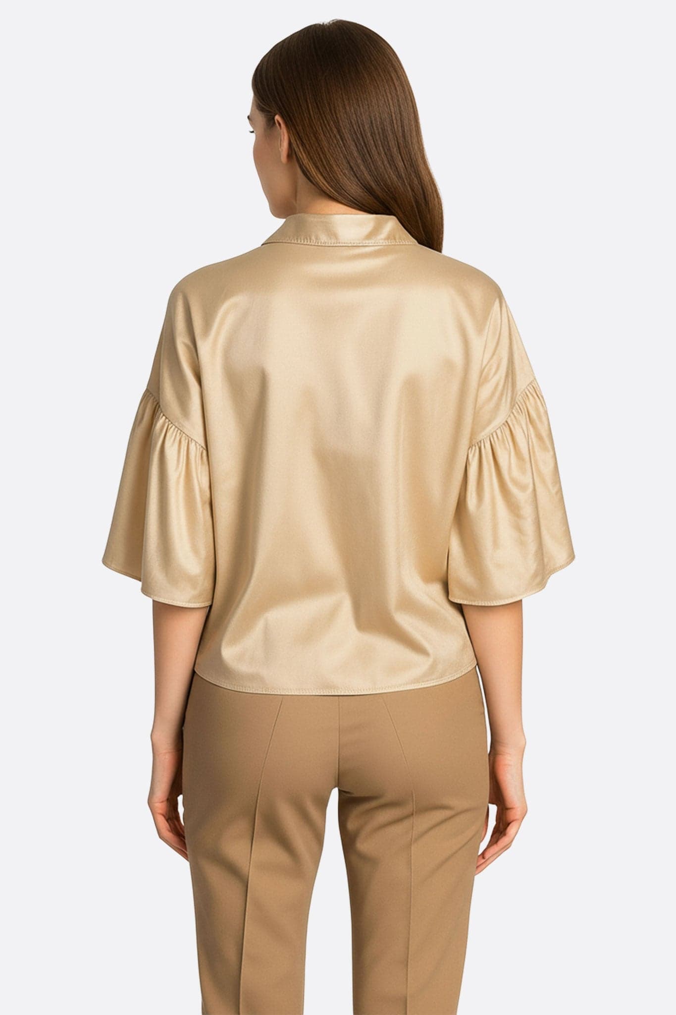 Zoom sur la chemise en satin beige à nouer, révélant une texture douce et lumineuse, parfaite pour un look raffiné au...