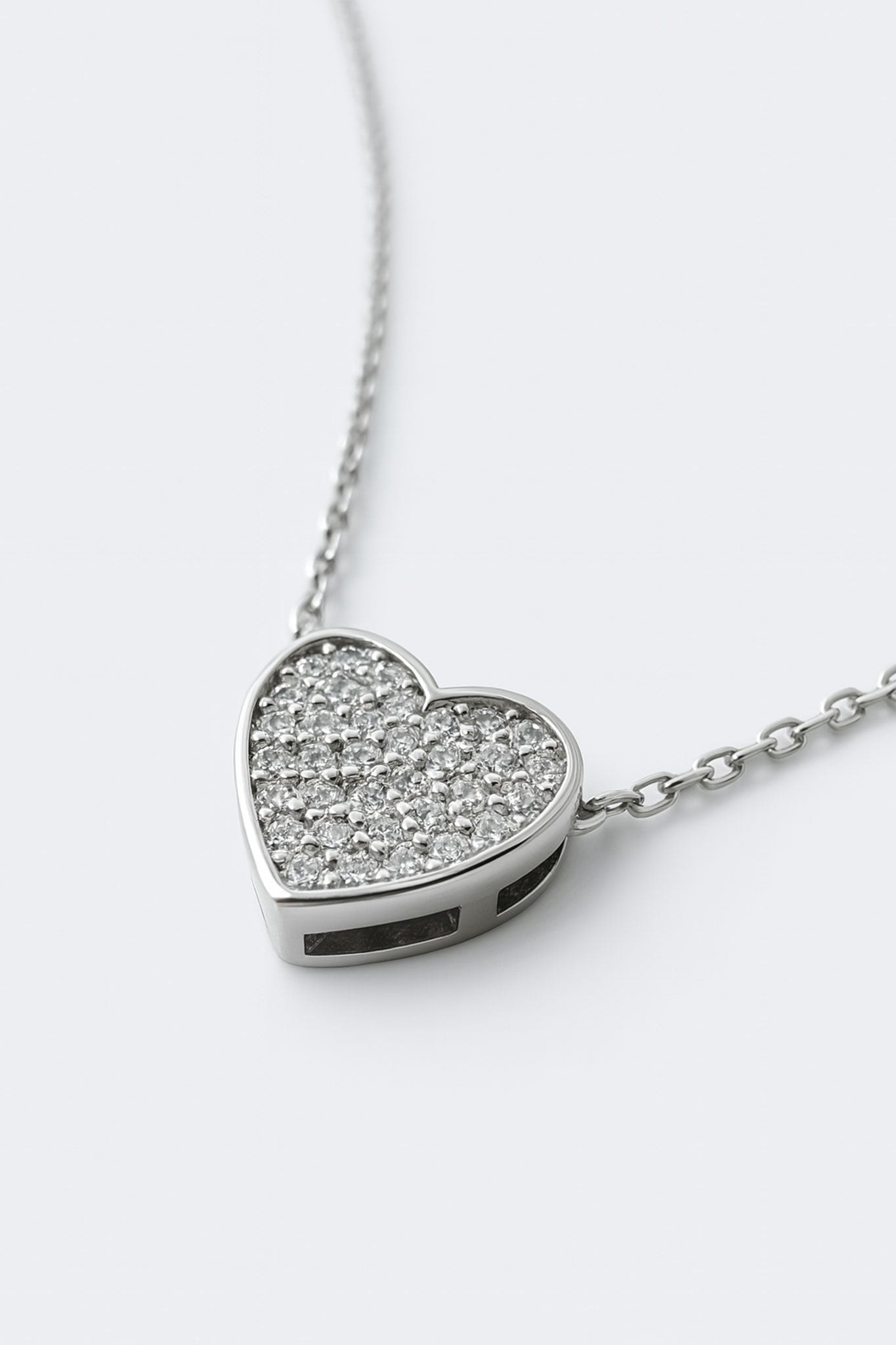 Eleganter Herz-Anhänger aus 925er Silber mit Kristallen, erhabenes Detail dieser raffinierten Kette für Ihre Abende