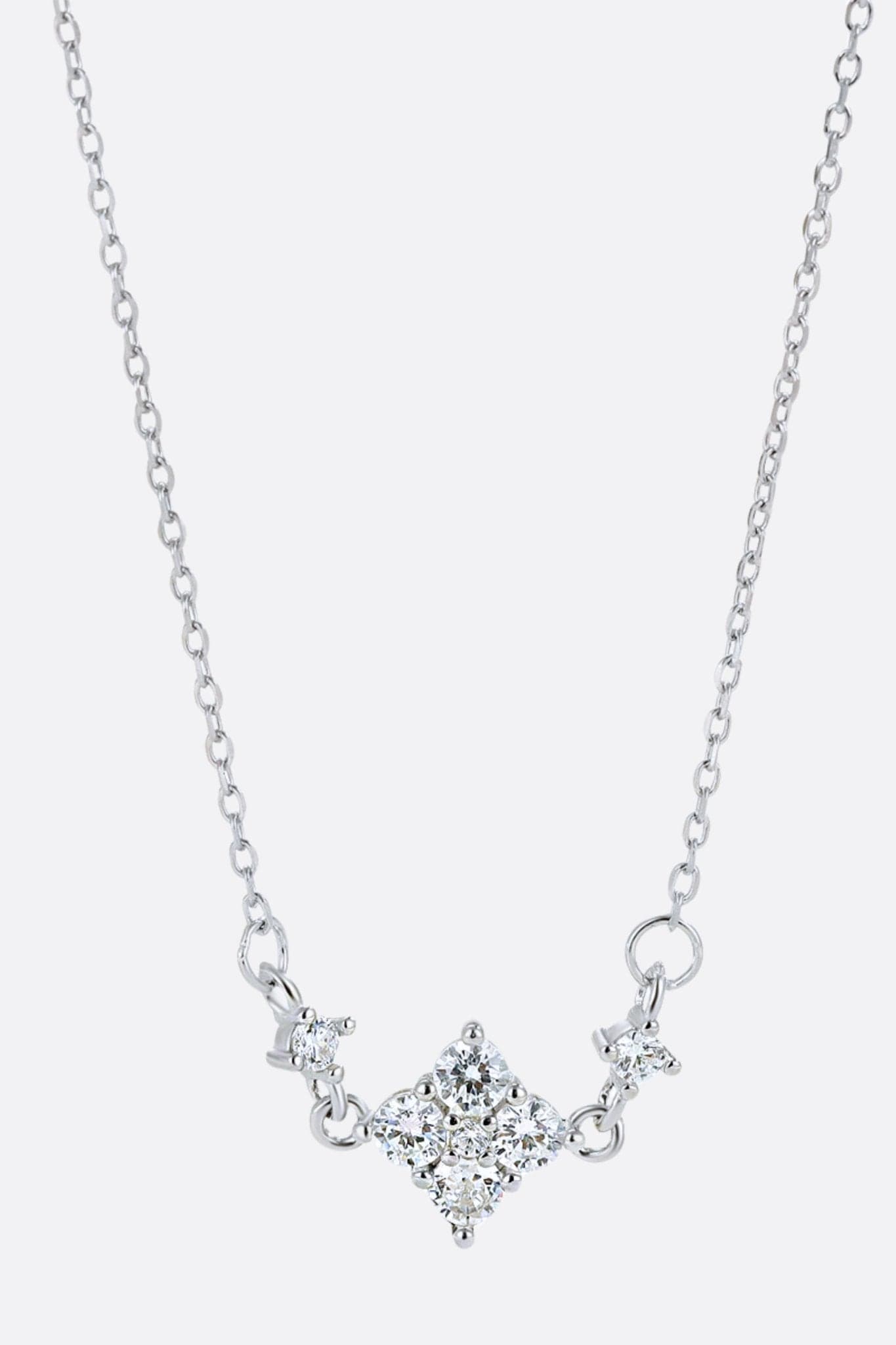 Elegantes Collier aus 925er Silber mit funkelndem Meteoritenelement, ideal für schicke Anlässe und stilvolle Abendgarderobe.