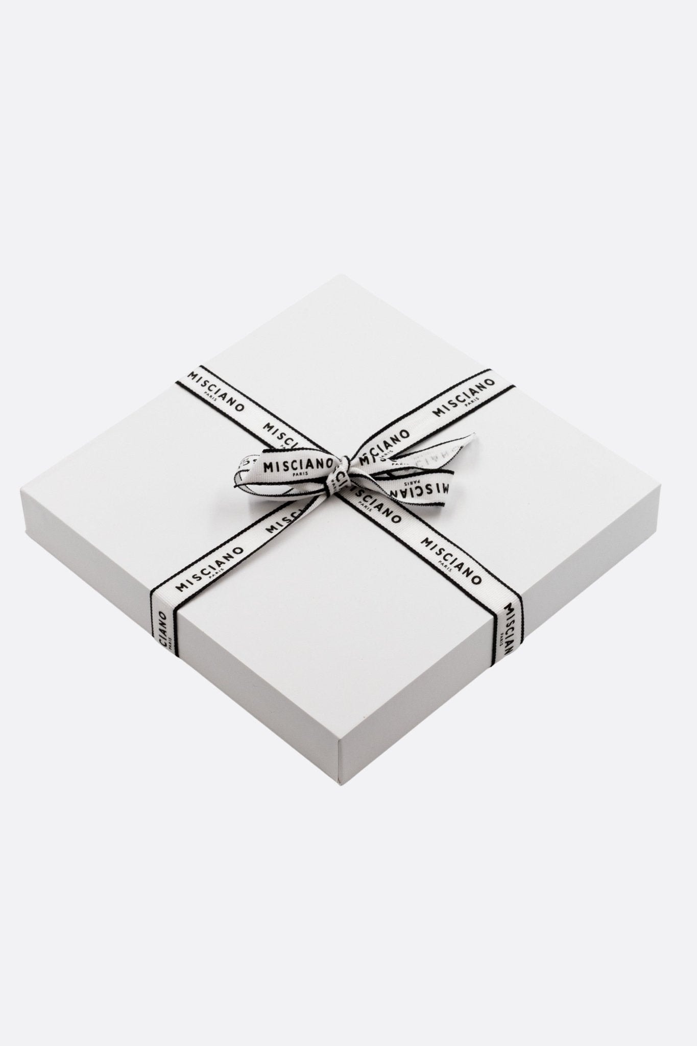 Zoom sur le collier argent 925 mettant en valeur le pendentif étoile météorite, un bijou éclatant pour les soirées élégantes.