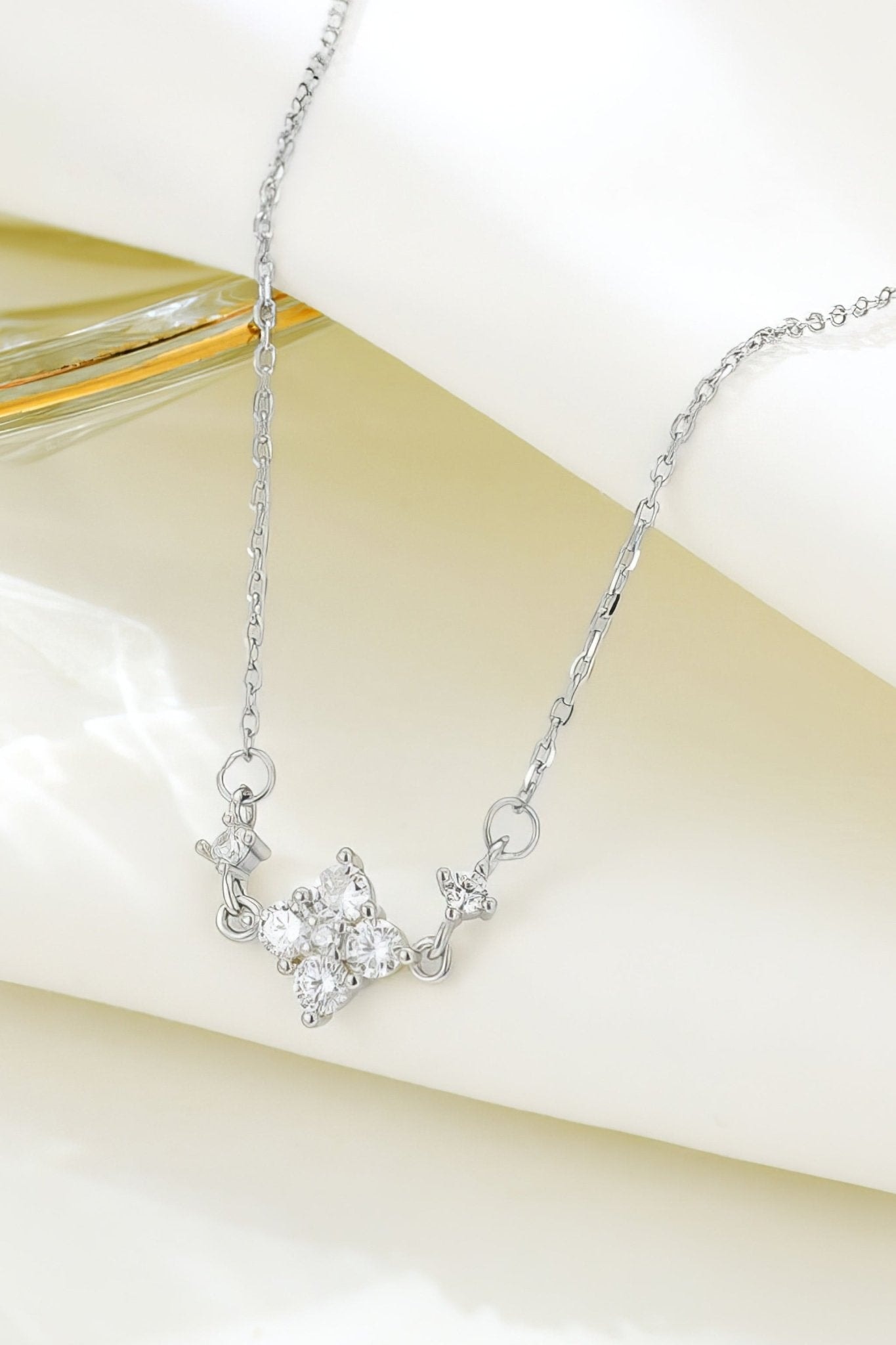 Détail du collier argent 925 avec pendentif étoile météorite, un bijou chic pour illuminer vos occasions spéciales.
