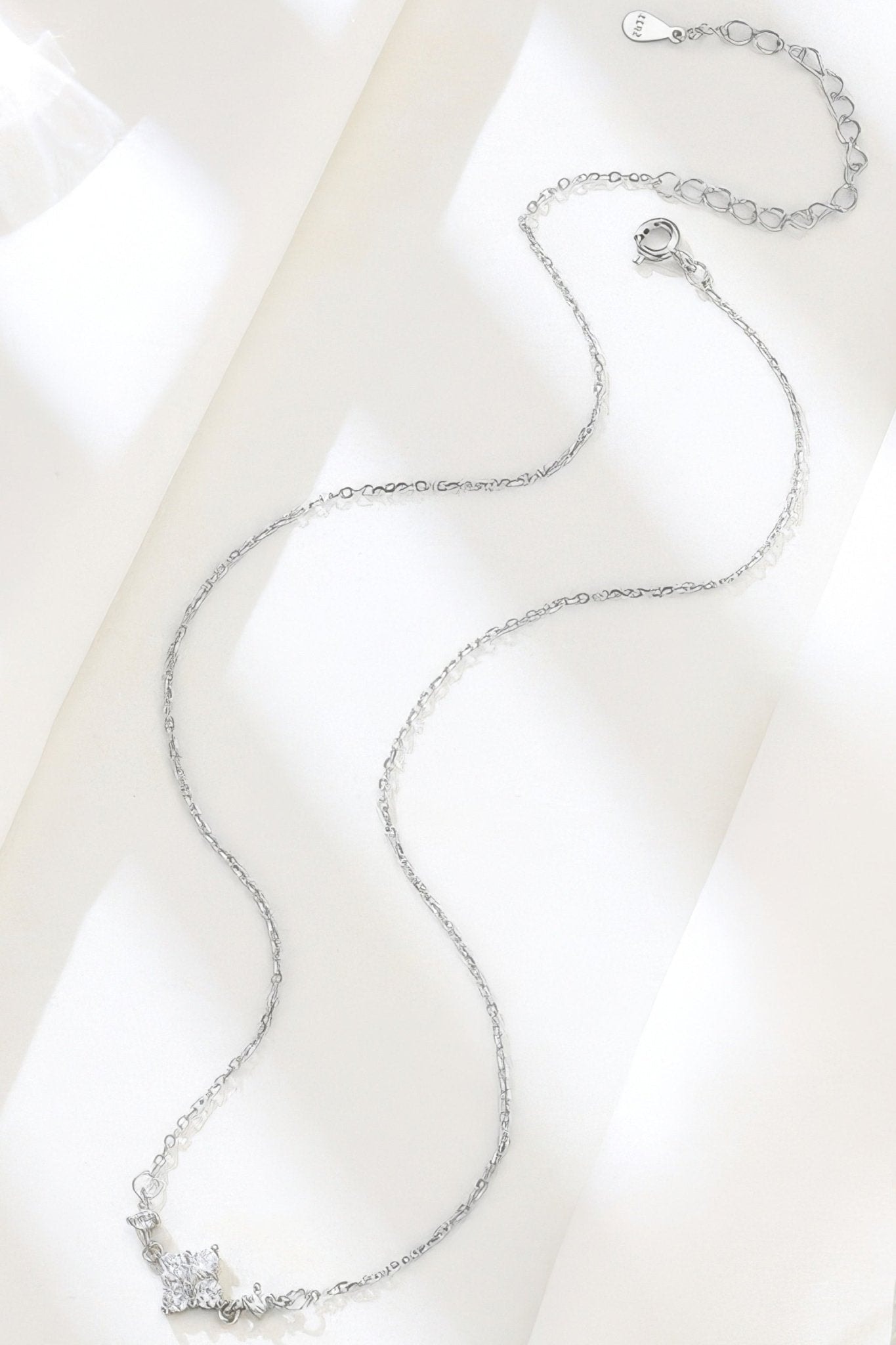Détail du collier argent 925 avec pendentif étoile météorite, un accessoire élégant pour rehausser vos tenues de jour ou...