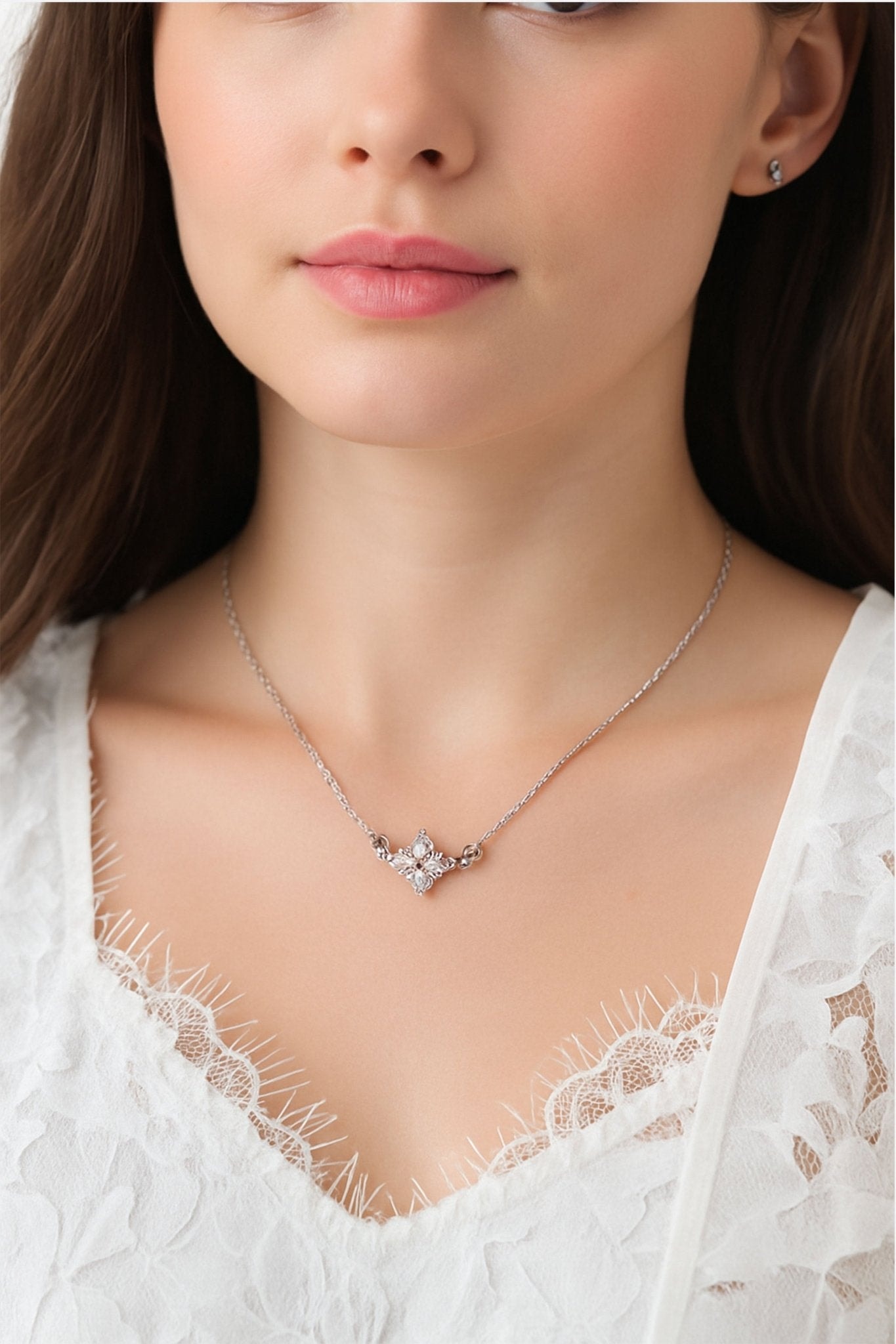 Zoom sur le pendentif étoile météorite en argent 925, un bijou délicat parfait pour sublimer une tenue de soirée raffinée.