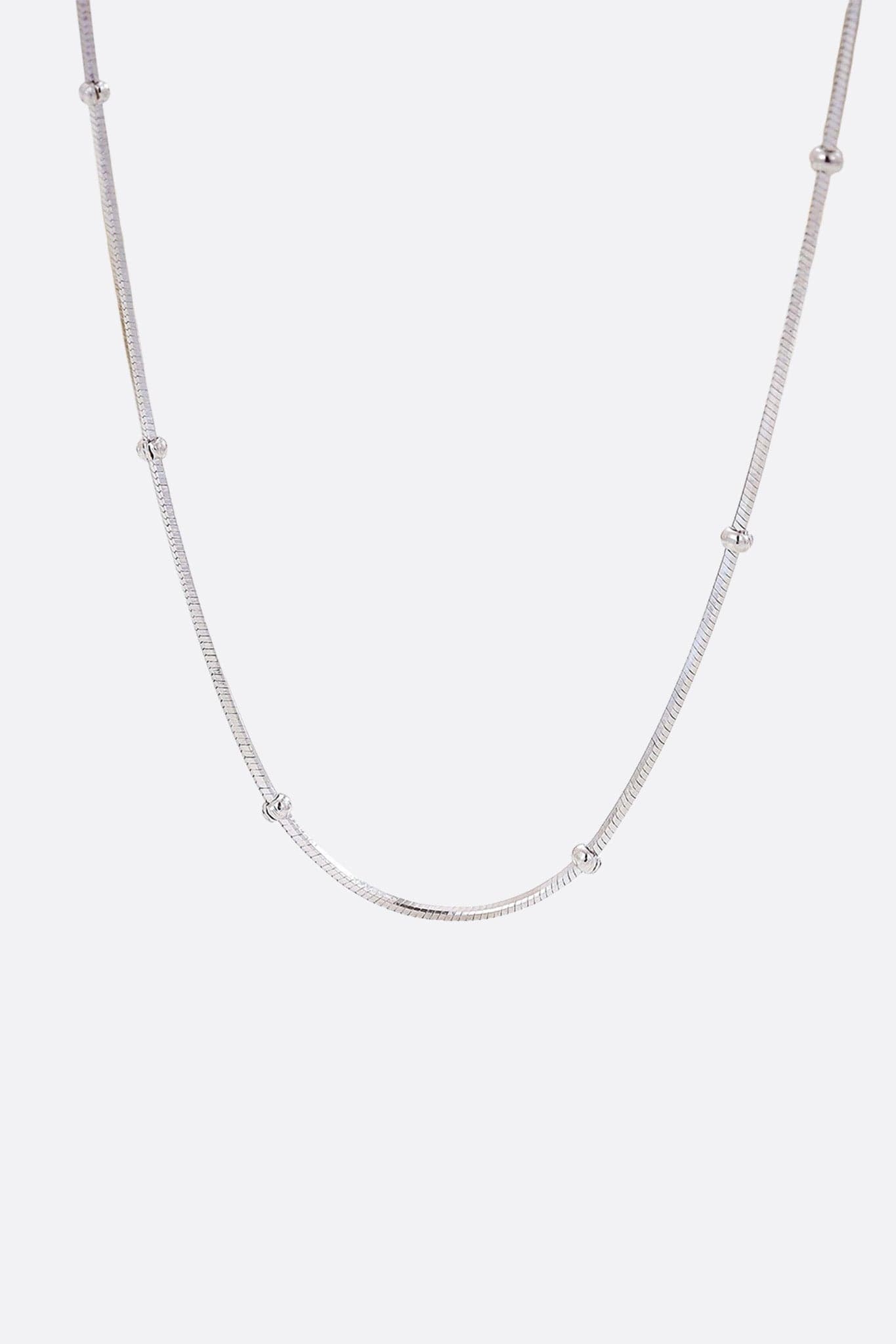 Collier délicat en argent 925, ornée de perles argentées, parfait pour un look chic et moderne.