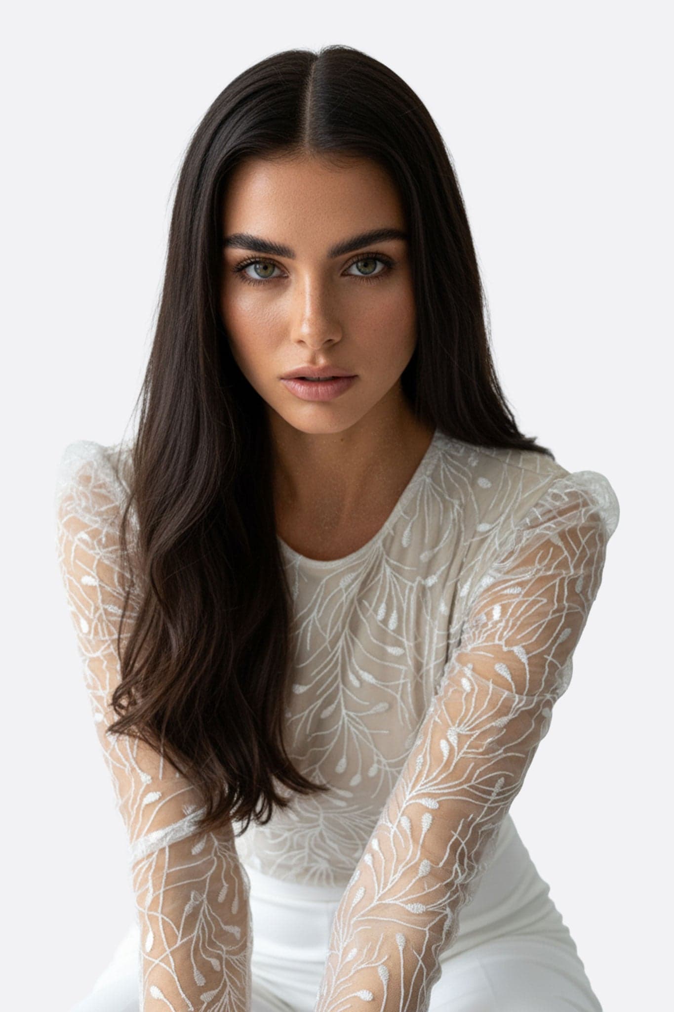 Chic detail of the white jumpsuit, highlighting the puffed sleeves and lace top for a modern and refined style