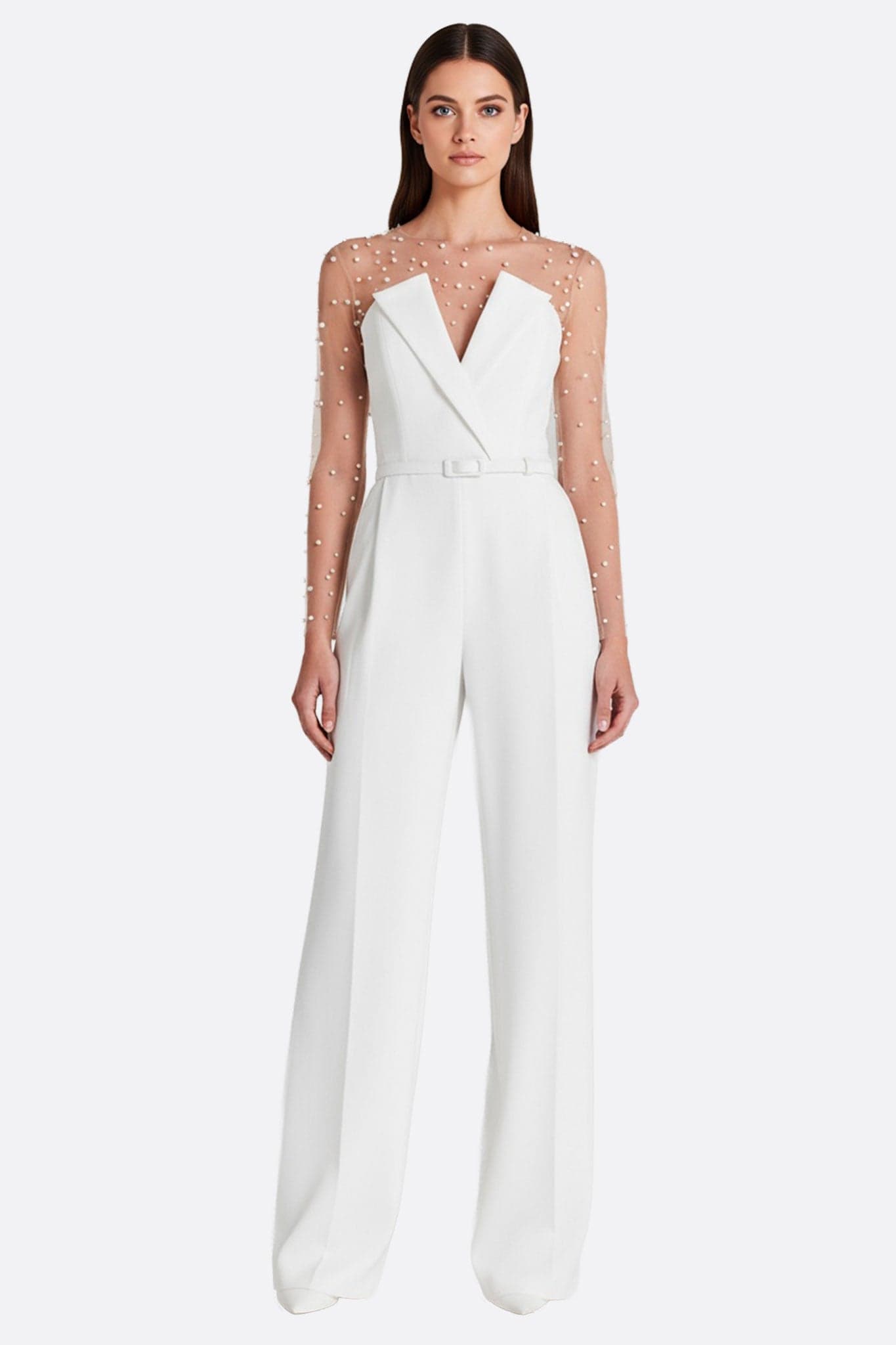 Weißer Neckholder-Jumpsuit mit fein perlenbesetzten Ärmeln, eine elegante Option für eine stilvolle und trendige Hochzeit