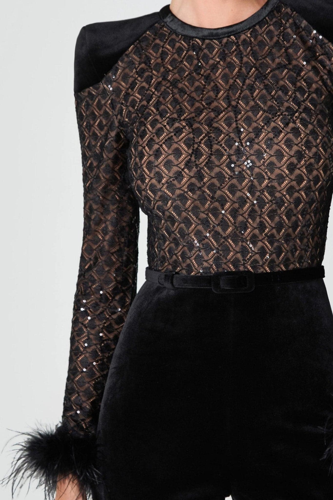 Aspect distinctif de la combinaison en velours noir et tulle, embellie de sequins brillants, parfaite pour une soirée...
