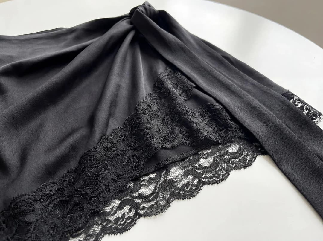 Jupe en dentelle noire fluide pour un look de travail élégant et raffiné