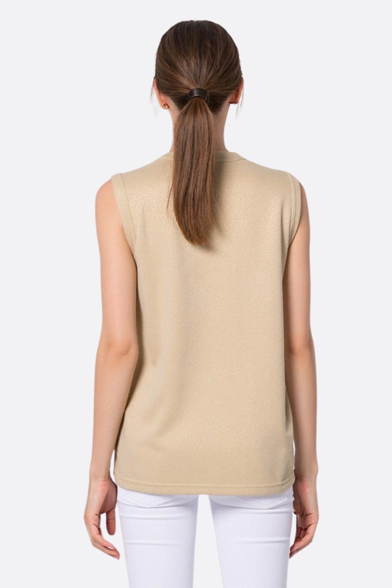 Close-up of the delicate finish of the beige tank top in luminous jersey, ideal for an elegant look on any occasion.