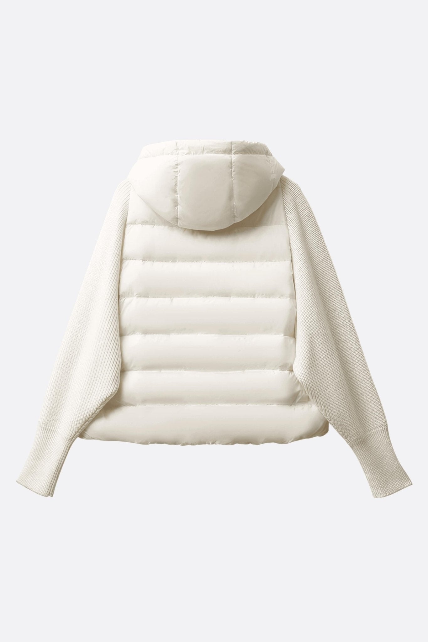 Weiße zweimaterialige Daunenjacke mit Entendaunen, Hervorhebung der eleganten Kapuze für einen raffinierten Stil während...