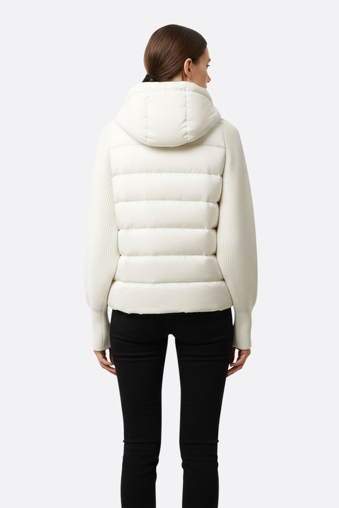 Weiße hybride Daunenjacke mit Entendaunen, Hervorhebung der zarten Kapuze für einen eleganten Look in der kalten Jahreszeit.