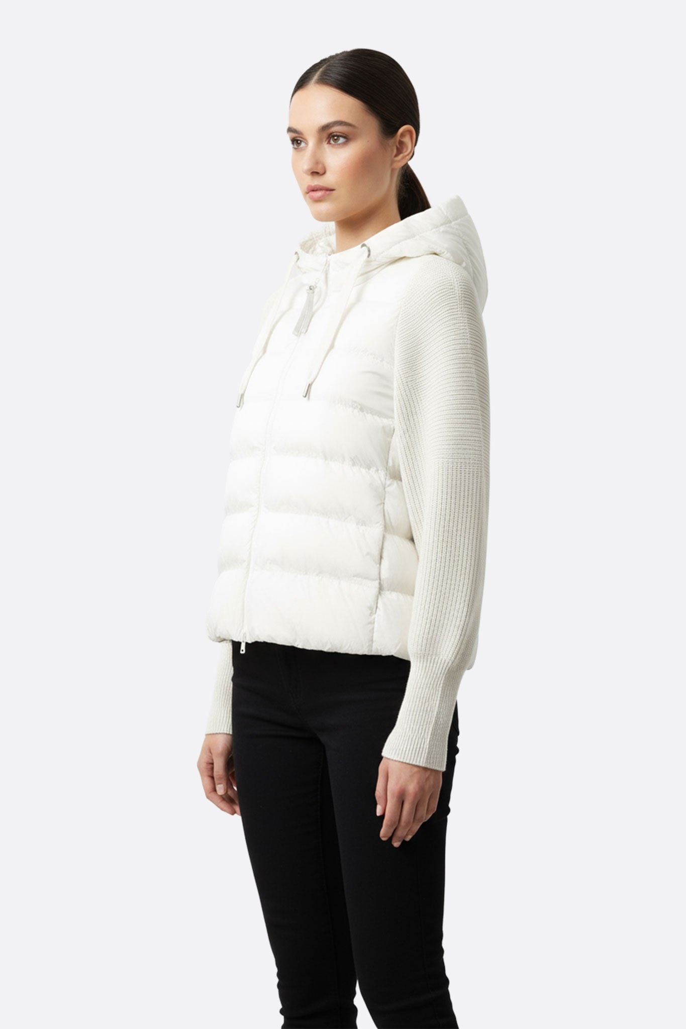 Nahaufnahme der Kapuze der weißen zweimaterialigen Daunenjacke mit Entendaunen, ein elegantes Detail für einen schicken und praktischen Winterstil.