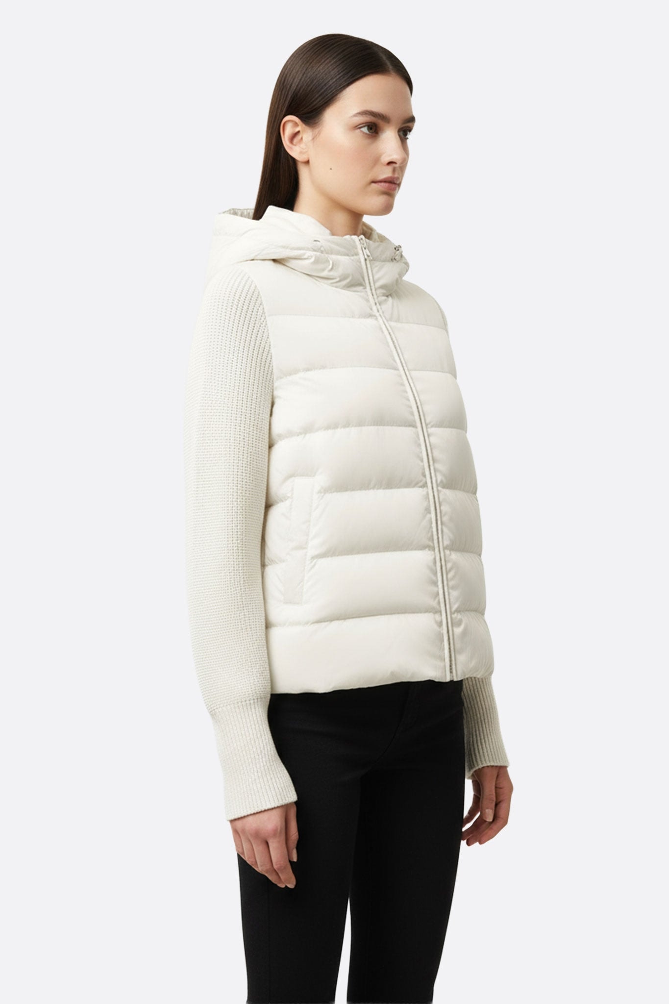 Weiße zweimaterialige Daunenjacke mit Entendaunen, alternative Ansicht, die die elegante Kapuze für einen Stil hervorhebt...