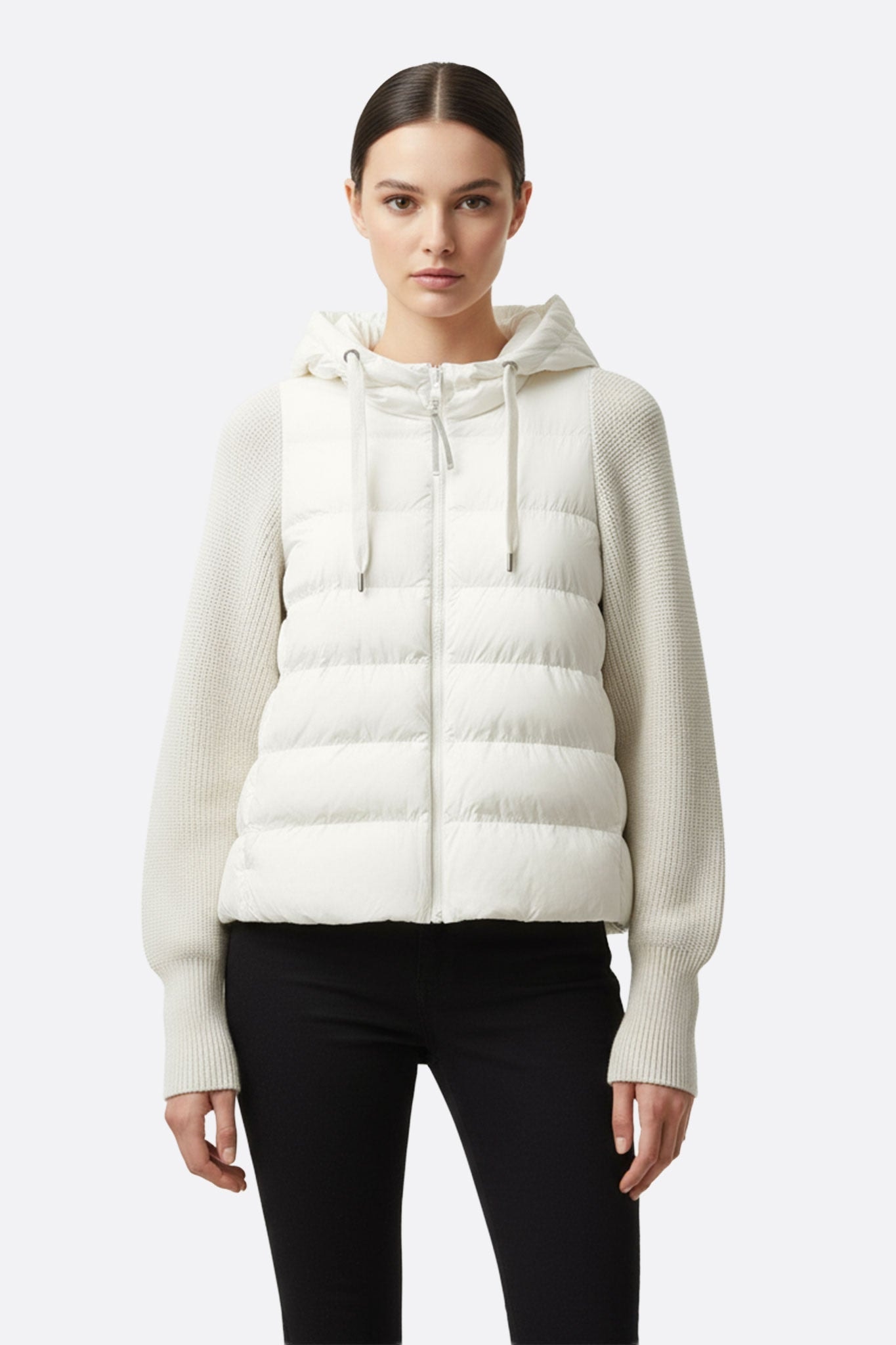 Weiße zweimaterialige Daunenjacke mit Entendaunen und Kapuze, fein und schick, perfekt für einen eleganten Look bei Ihren Ausflügen...