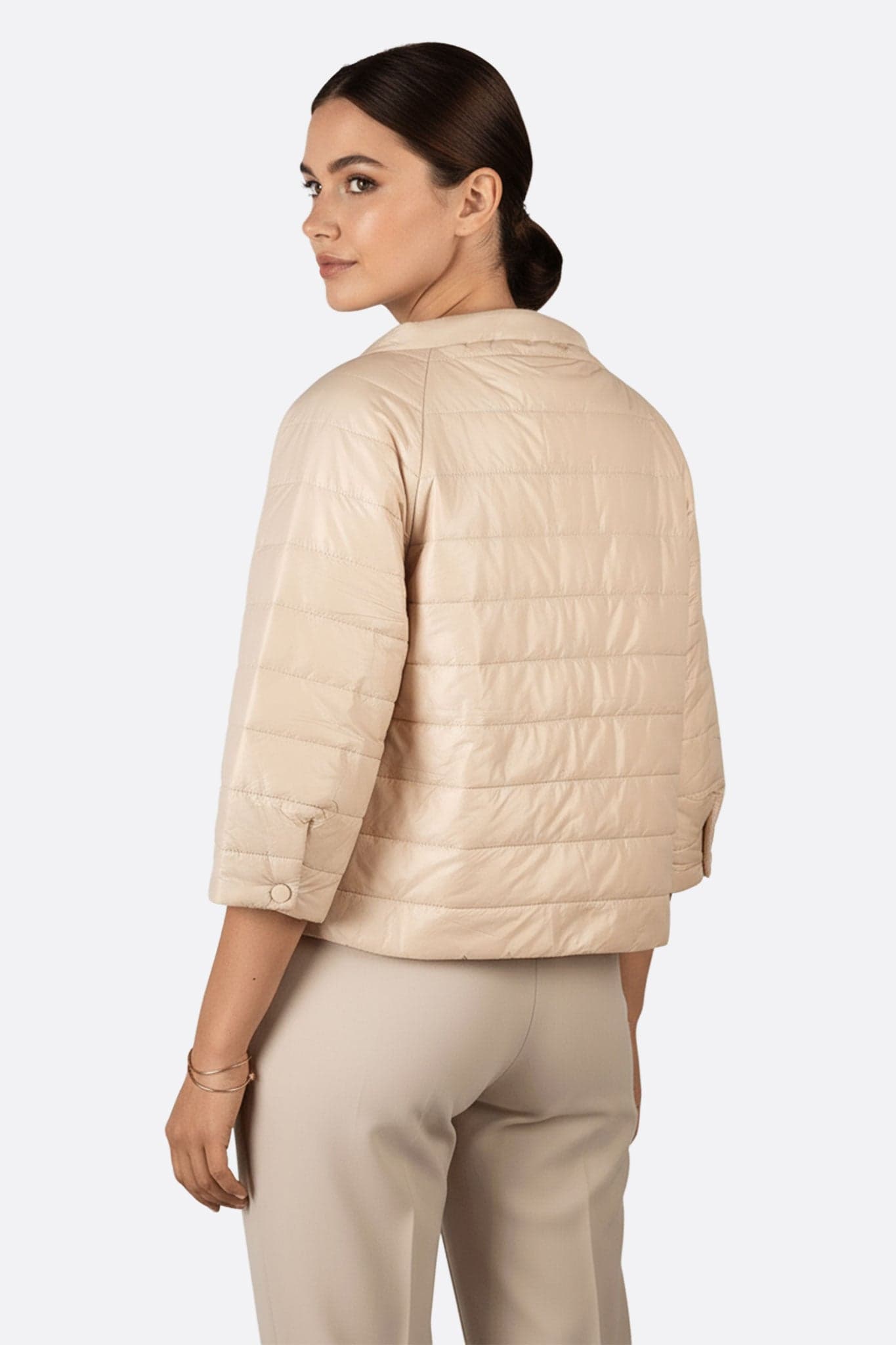 Leichte beige Jacke mit 3/4 Ärmeln, ein schickes und raffiniertes Detail für einen Alltagslook, der Komfort und Eleganz vereint.