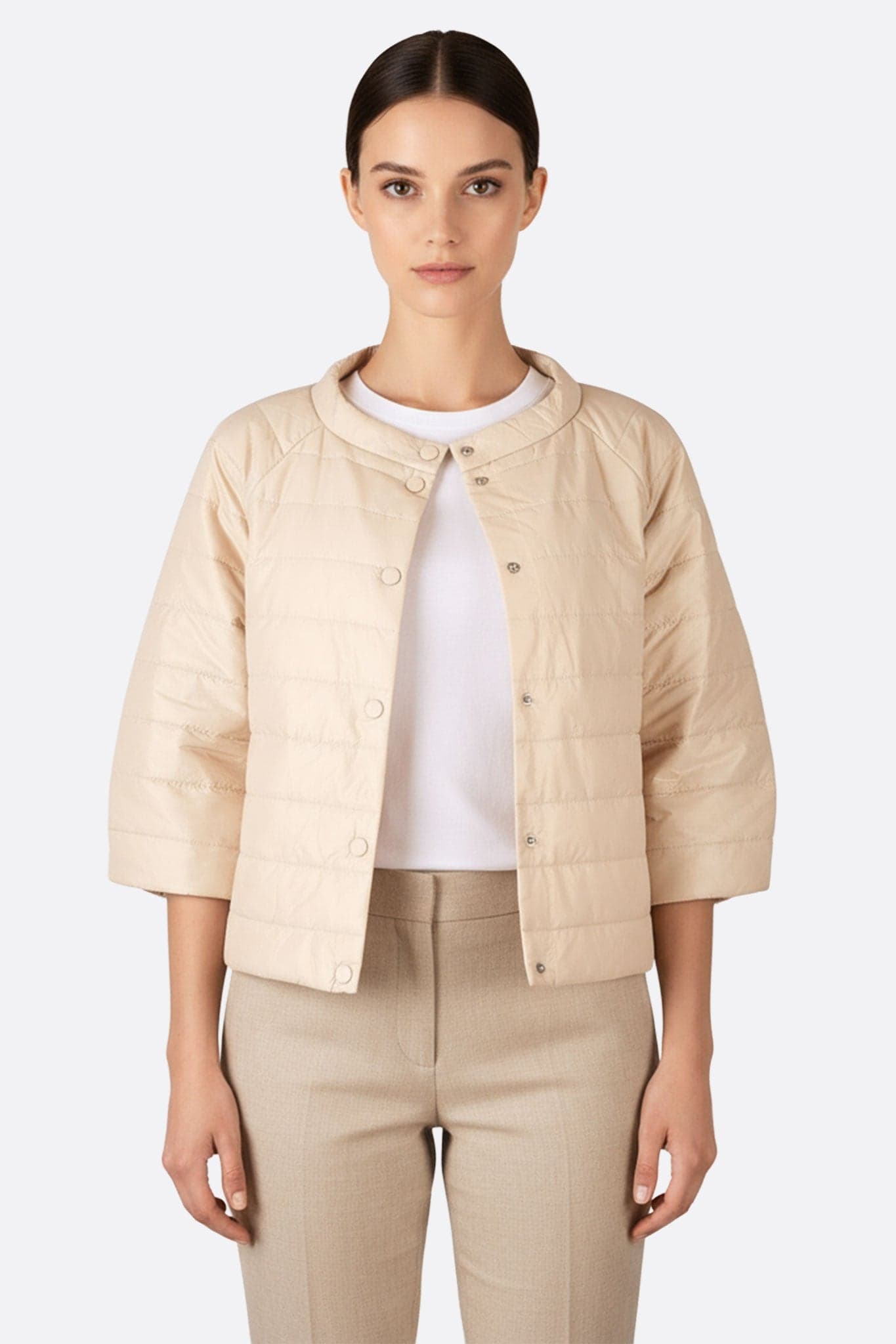 Beige doudoune courte et légère à manches 3/4, idéale pour un look raffiné au bureau ou en sortie décontractée.
