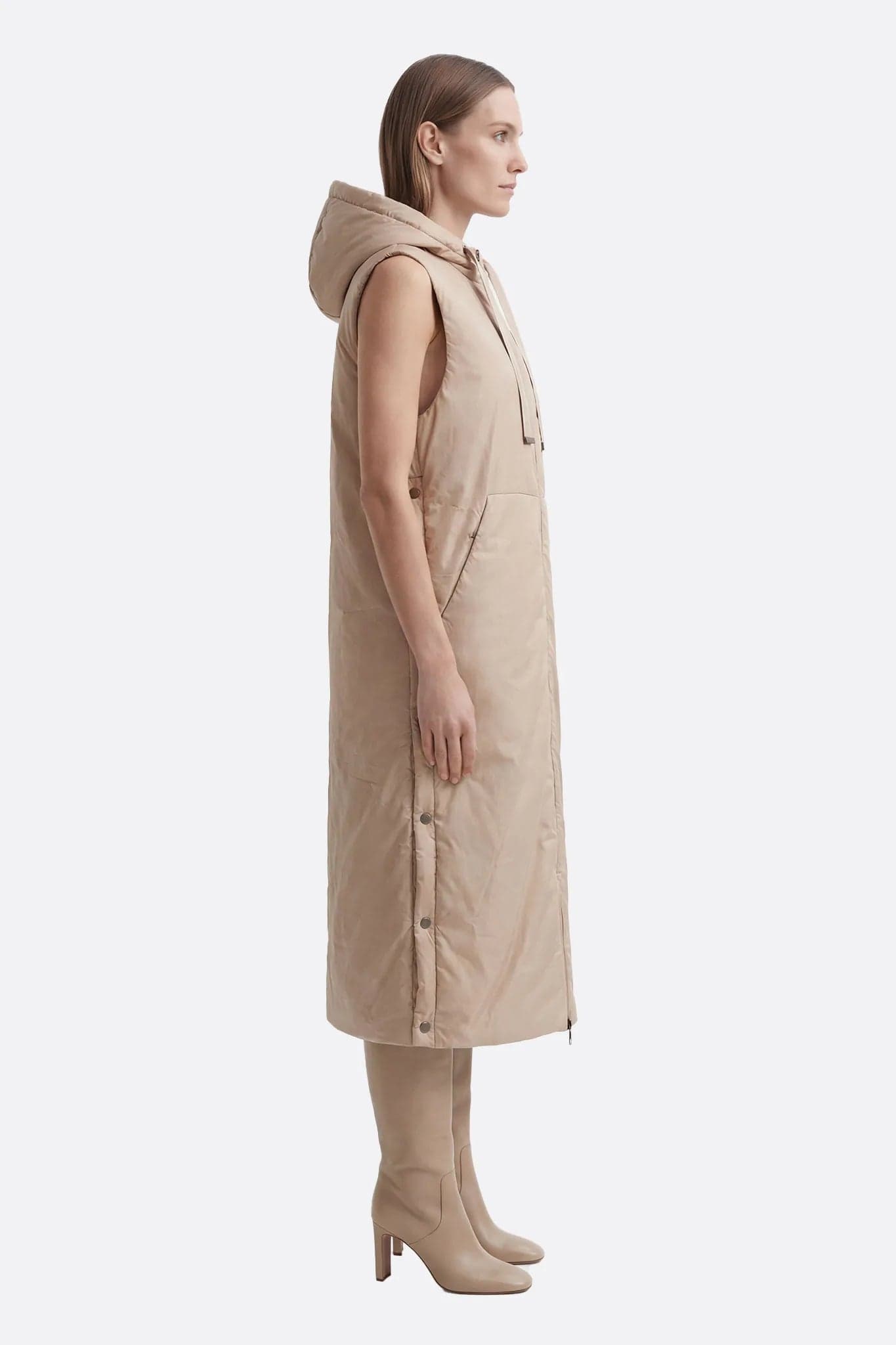 Details of the beige sleeveless down coat, focus on the hood, ideal for a chic and casual look.