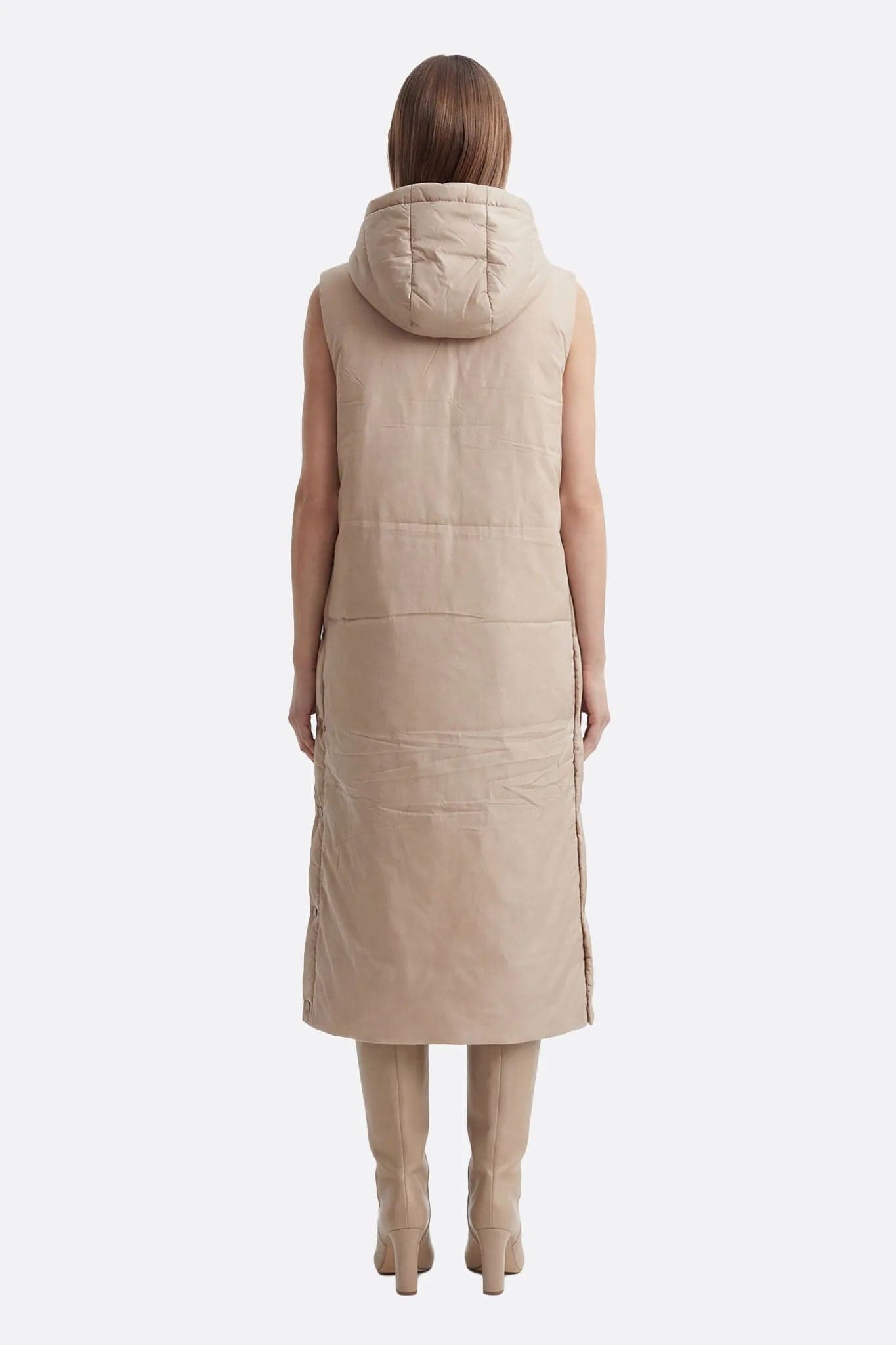 Beige sleeveless down coat with hood, detailed view of the fabric, perfect for an elegant and practical style in winter.