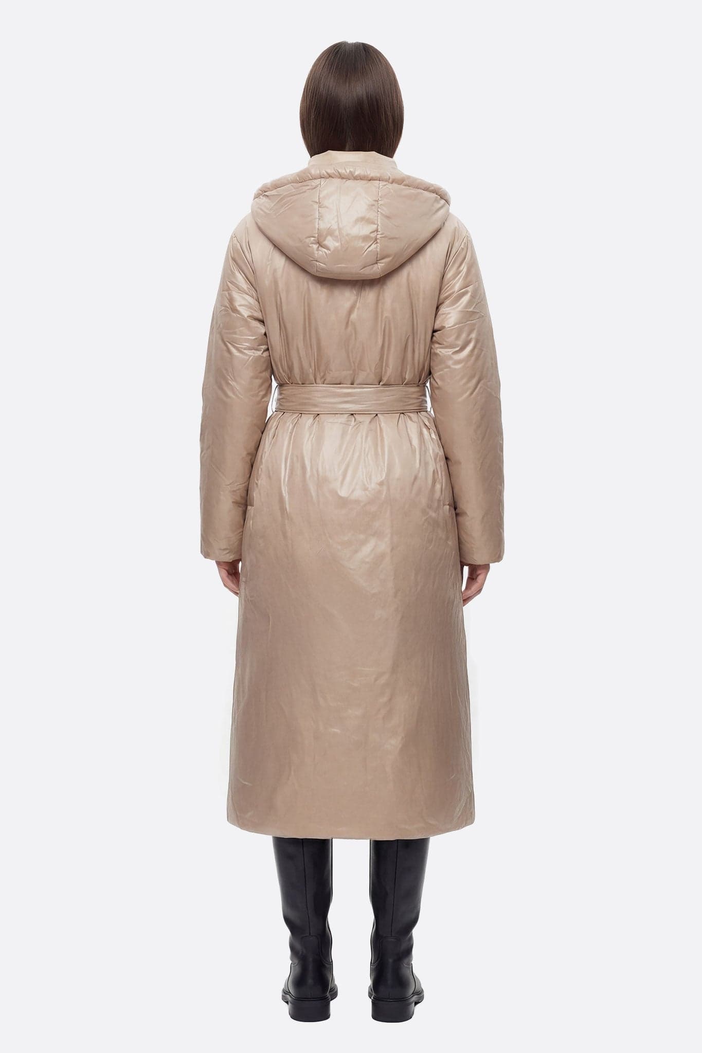 Piumino lungo beige perlescente con cintura, che sottolinea il punto vita per un look elegante e luminoso in ogni occasione.