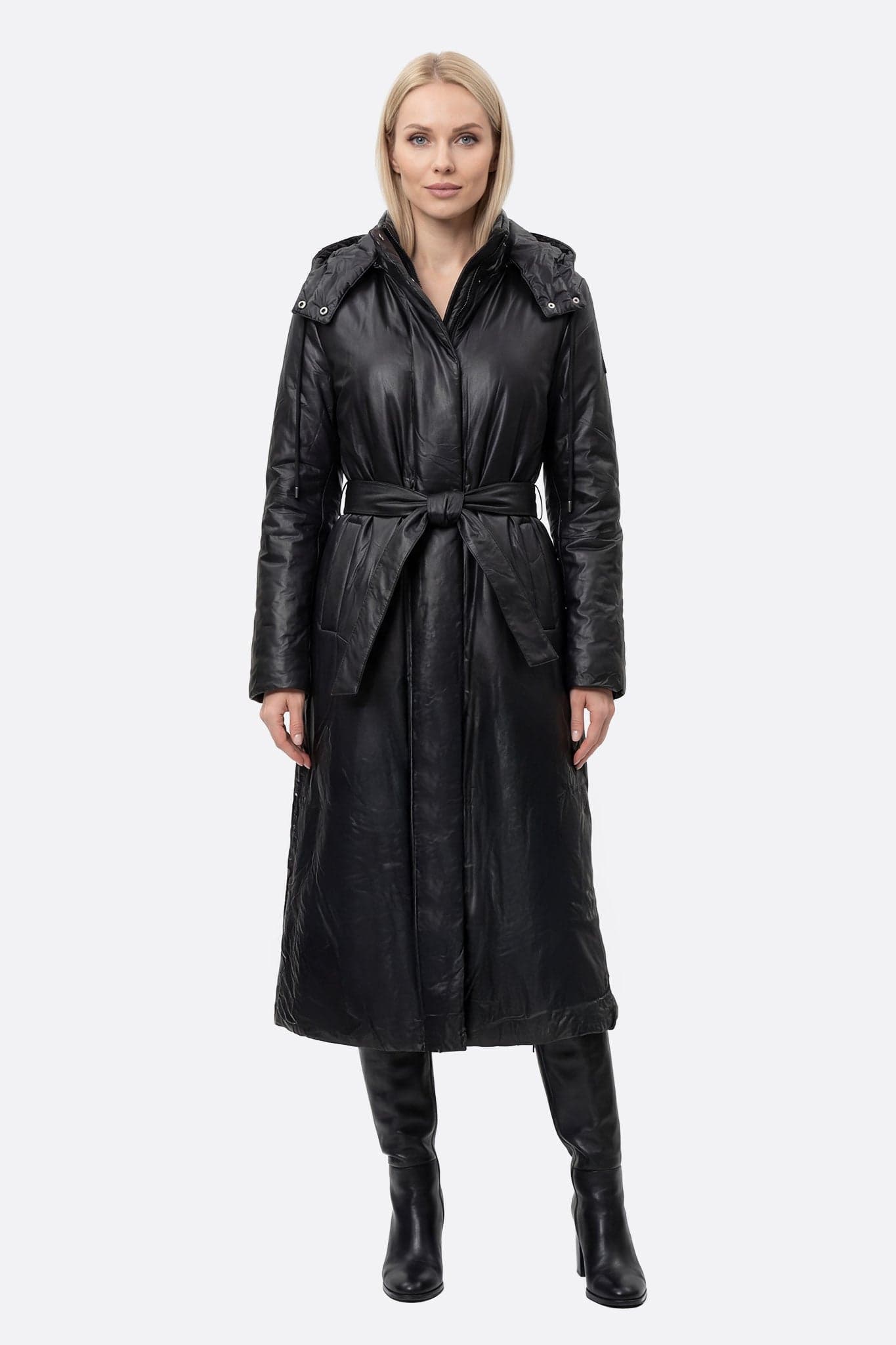 Giacca imbottita lunga nera con cintura, perfetta per l'inverno e versatile per look eleganti e casual.