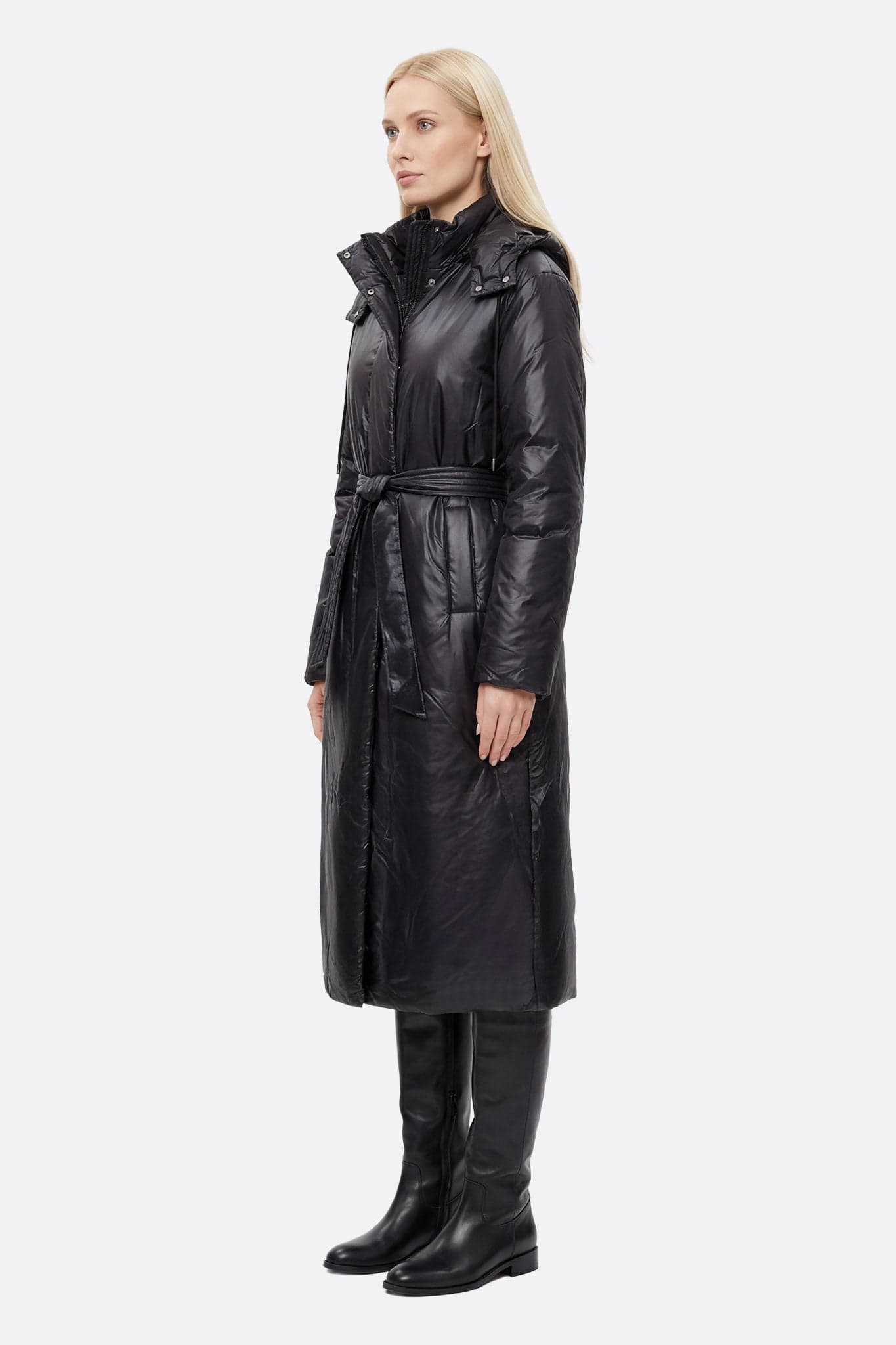 Schwarze Daunenjacke mit Gürtel im zeitlosen Stil, die mit ihrem Material einen eleganten Look für Winterabende bietet...