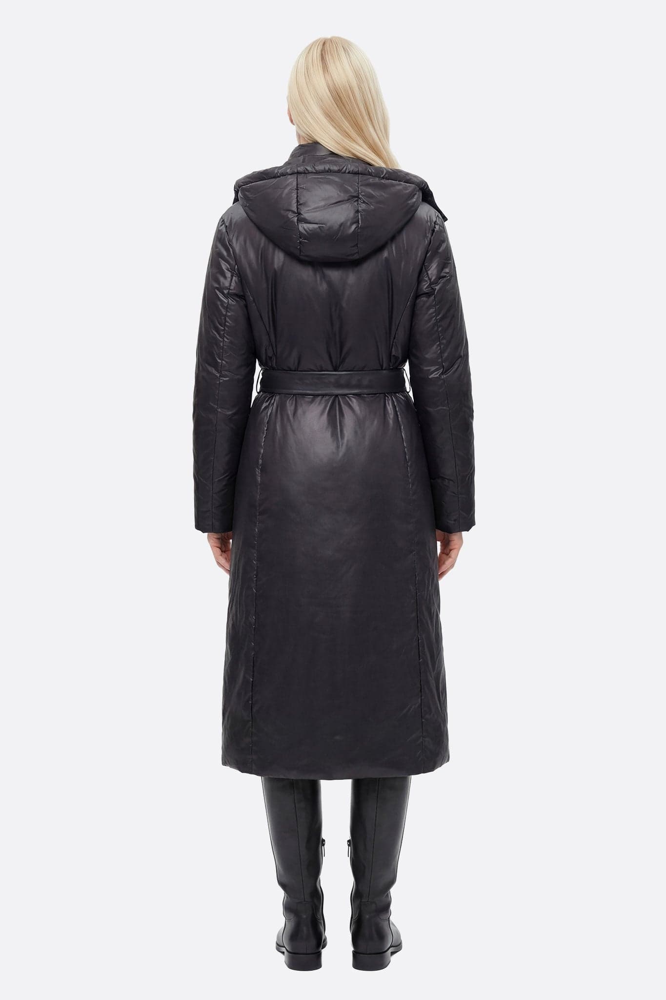 Schwarze gesteppte Daunenjacke mit Gürtel, die eine elegante Silhouette betont, um der Kälte mit Chic zu trotzen.