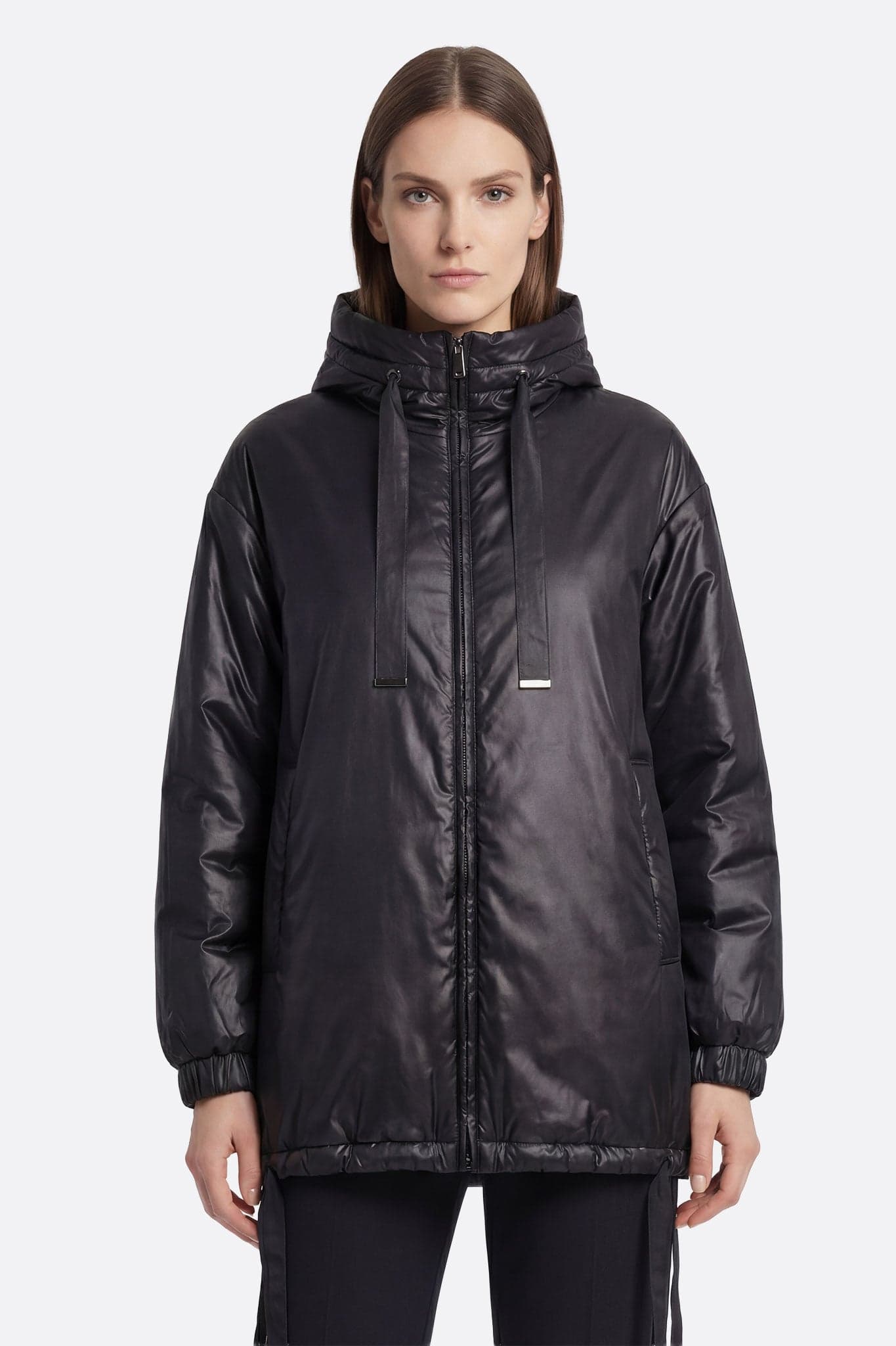 Piumino nero trapuntato con cappuccio e lacci regolabili, perfetto per uno stile chic in ogni stagione
