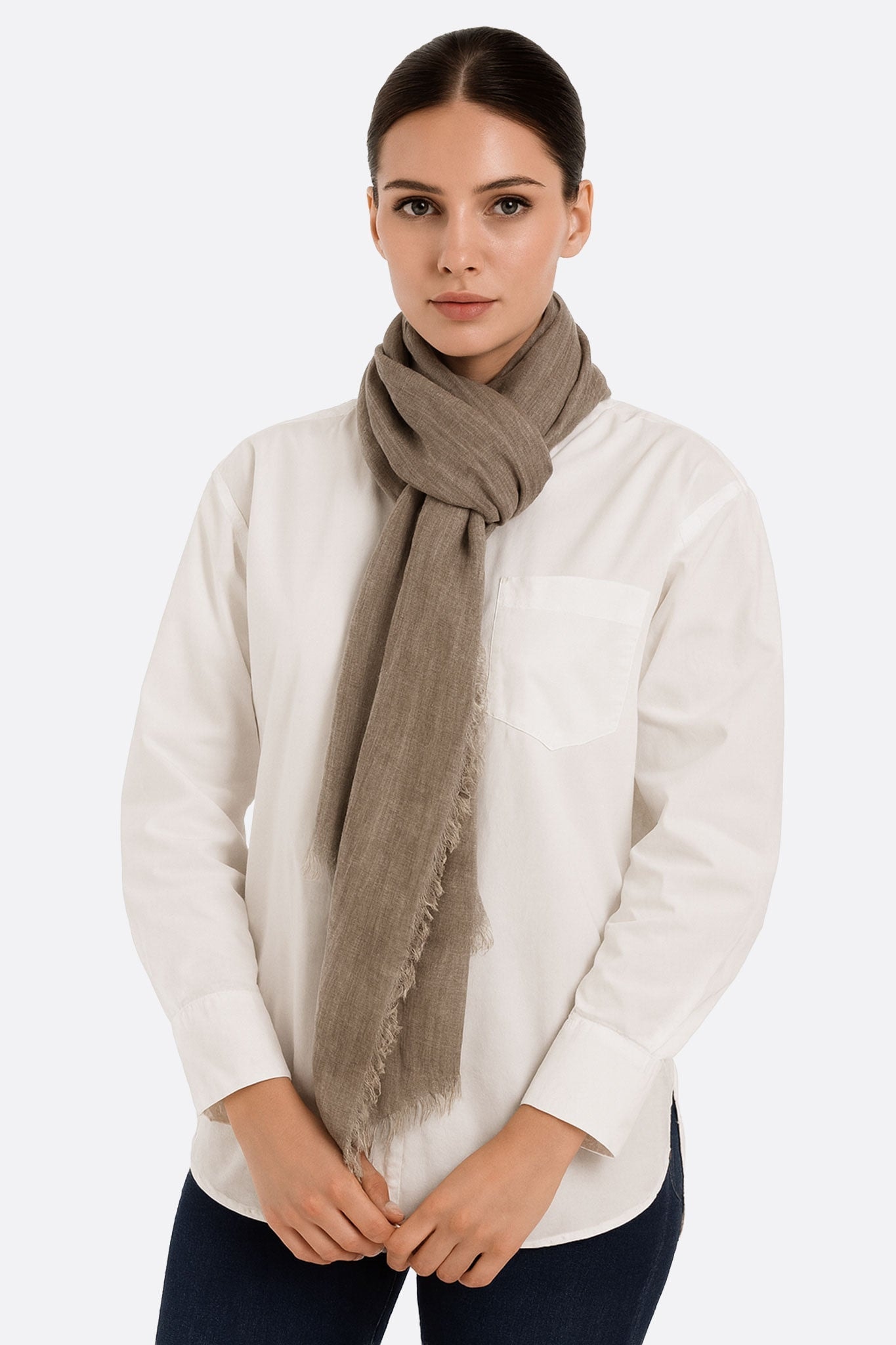Écharpe beige en tissu naturel, alliant modal, laine et cachemire, idéale pour apporter une touche chic et confortable à...