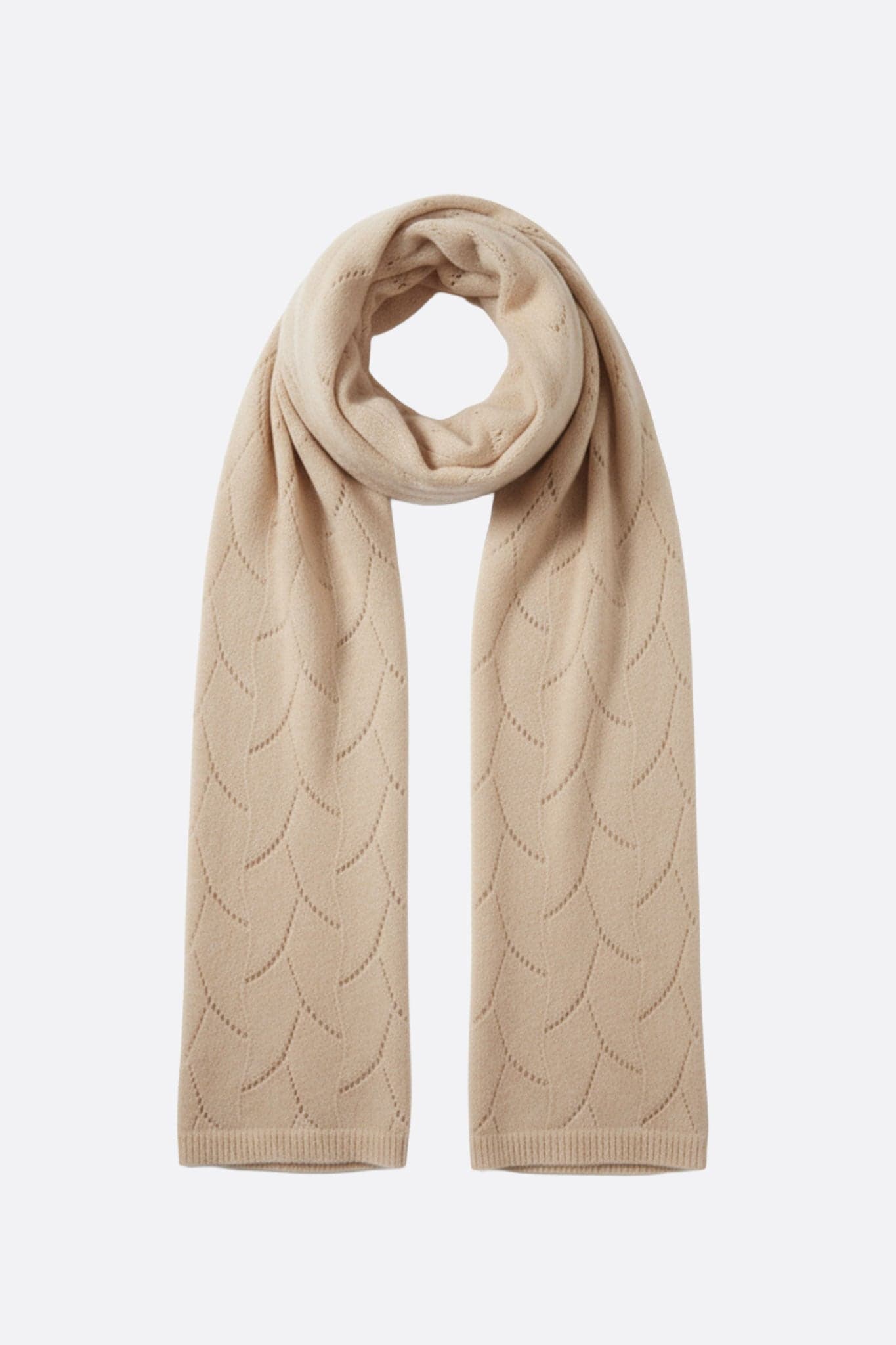 Écharpe en cachemire beige à maille ajourée, pièce chaleureuse et lumineuse, idéale pour rehausser une tenue élégante.