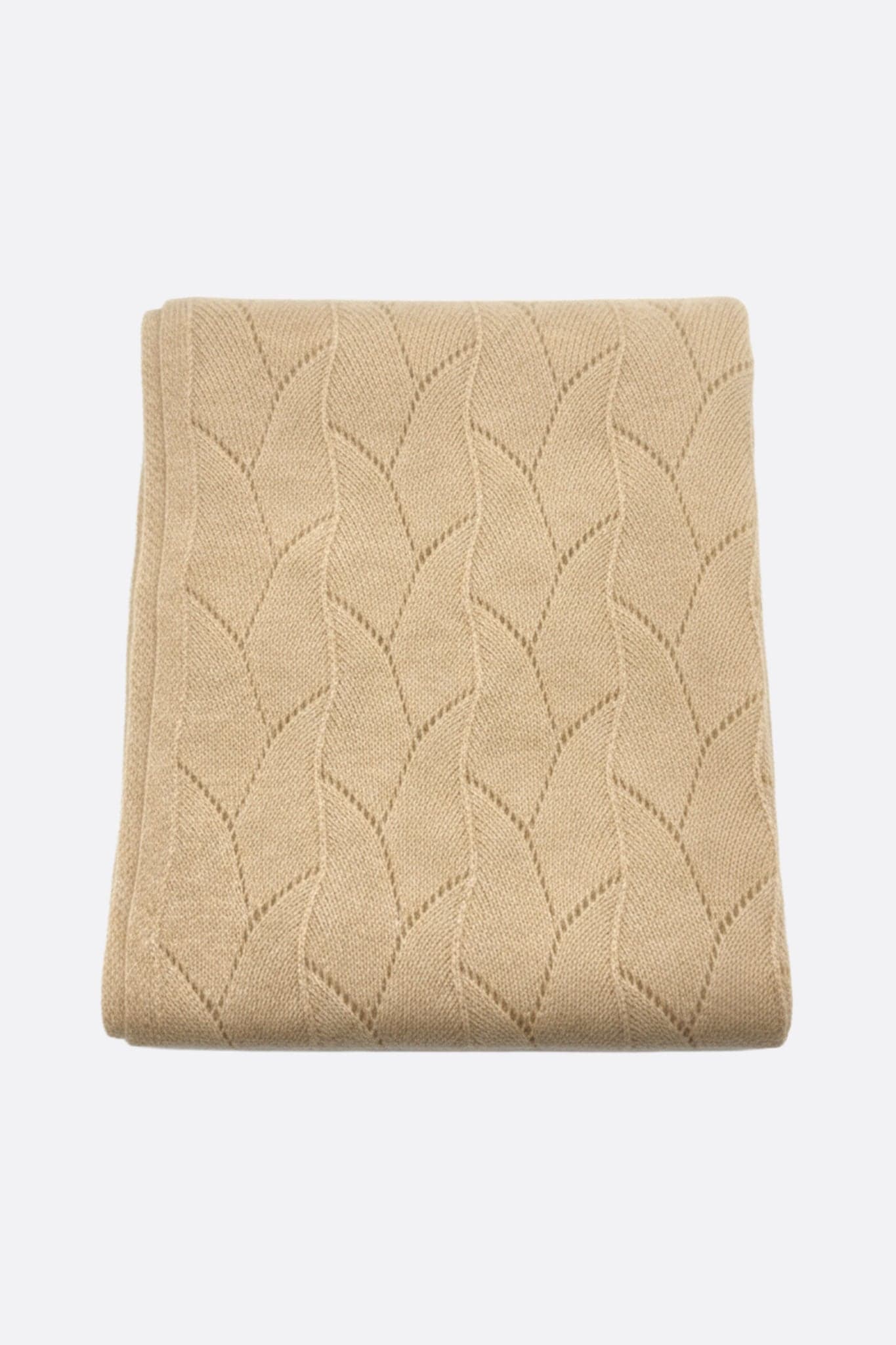 Détail de l'écharpe en cachemire beige, soulignant la texture délicate de sa maille ajourée, accessoire idéal pour une...