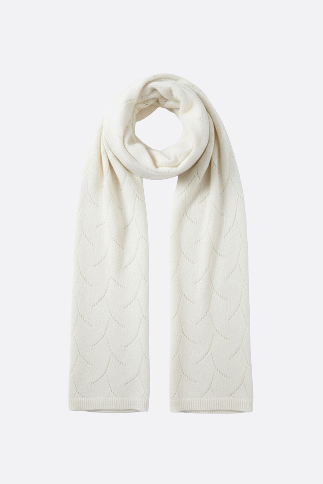 Elegante weiße Kaschmirschal mit luftiger Lochstrickung, ideal für stilvolle Abende oder als modisches Accessoire im Alltag.