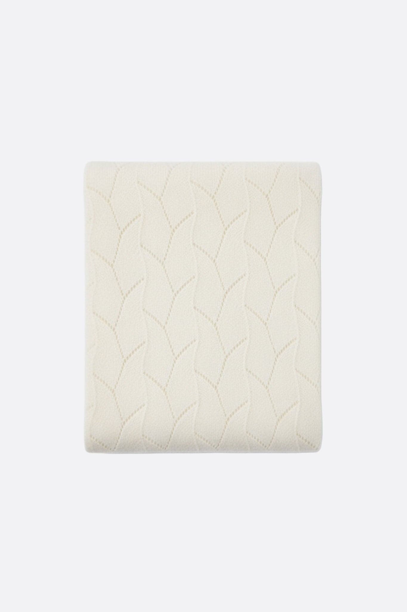 Detalle de la bufanda de cachemir blanco, resaltando su delicado punto calado, ideal para un look atemporal y...