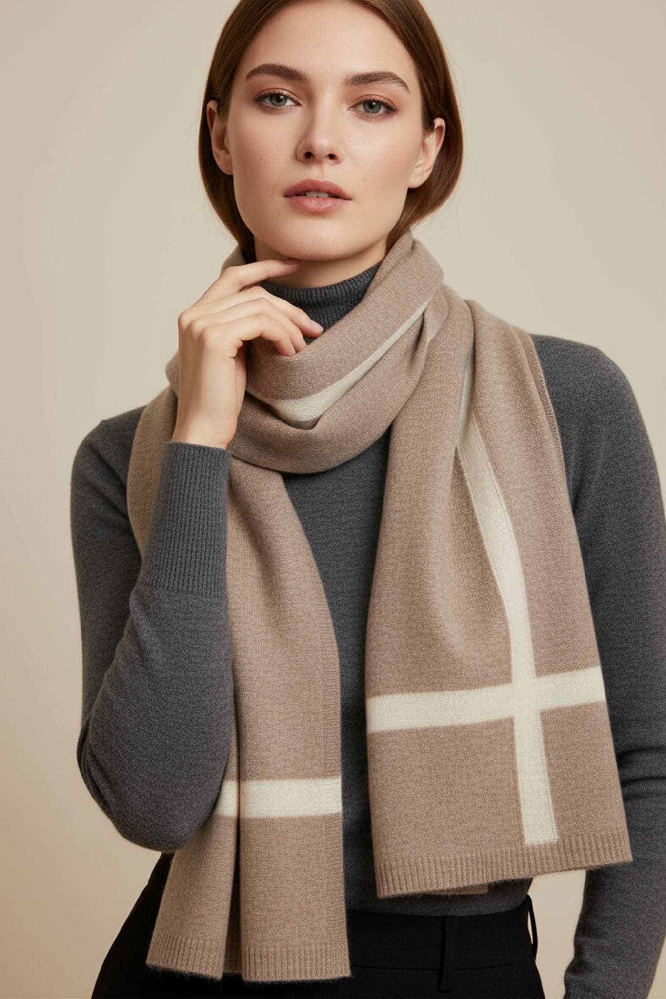 Brauner Kaschmirschal mit beigen Streifen, ein raffinierter Accessoire, um ein elegantes und warmes Winteroutfit zu vervollständigen.