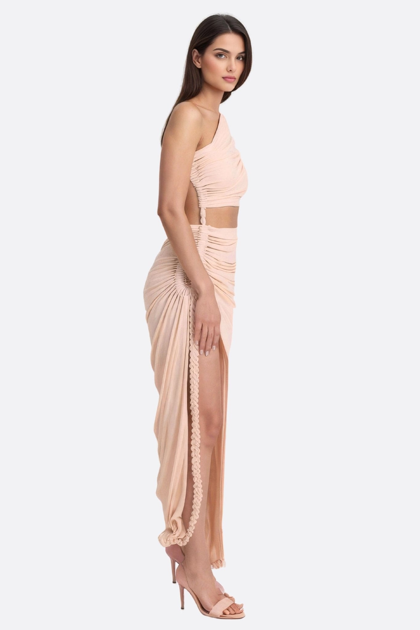 Zoom sur le drapé élégant de l'ensemble beachwear rose pastel, une pièce raffinée pour des soirées estivales inoubliables.