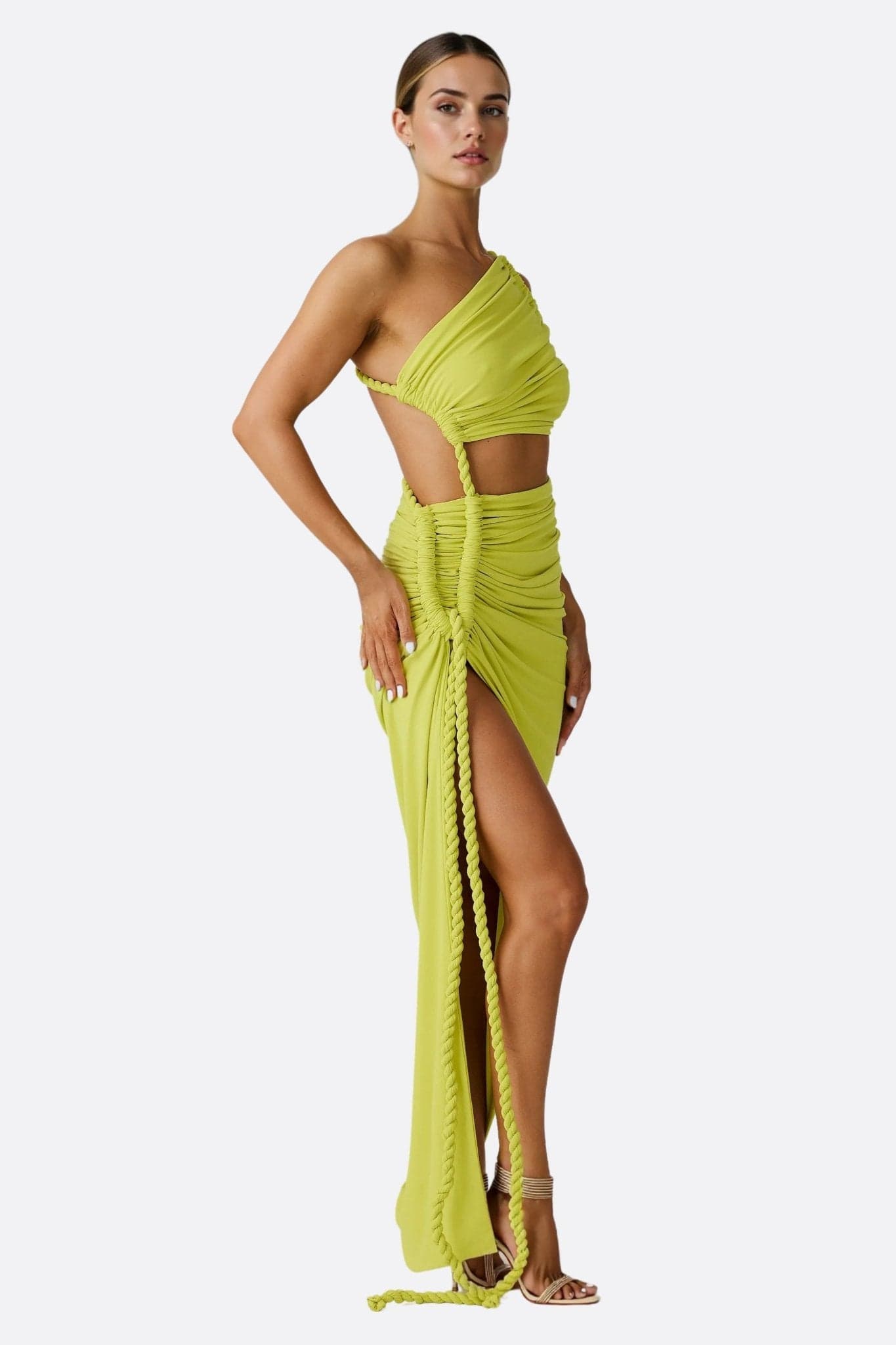 Detail des grünen Drapé-Beachwear-Sets, das eine moderne und elegante Silhouette für Abende am Meer betont...