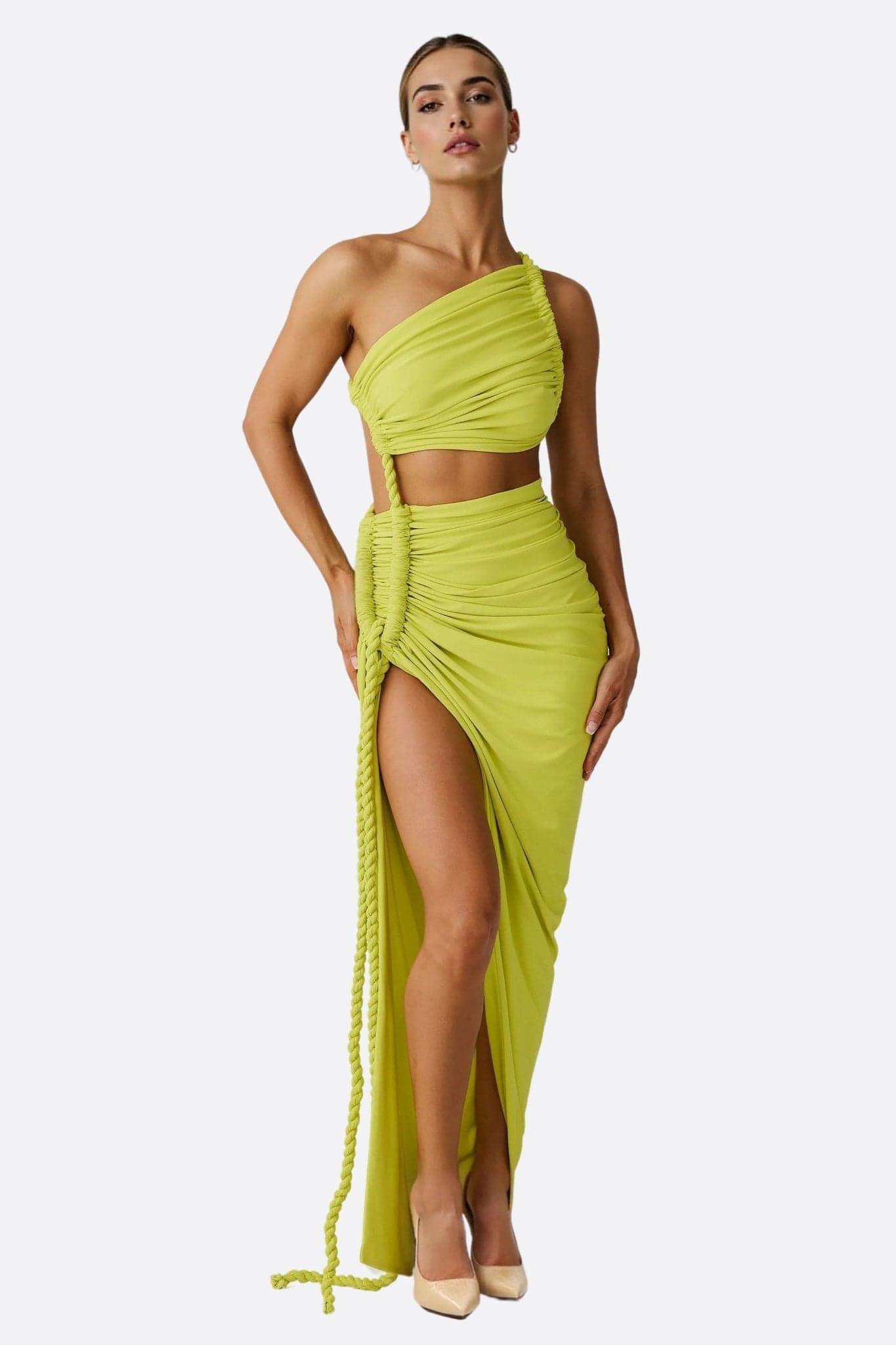 Grünes Drapé-Strandset, asymmetrischer Chic-Schnitt, ideal für elegante Sommerabende.